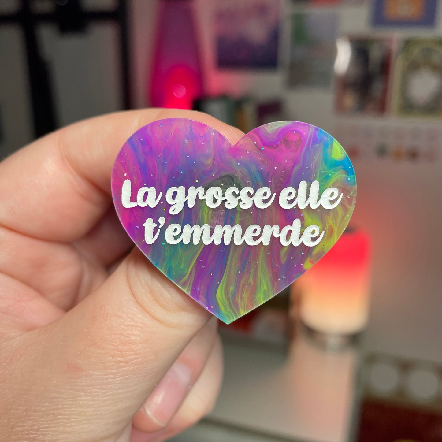 Broche "La grosse elle t'emmerde" en acrylique marbrée multicolore