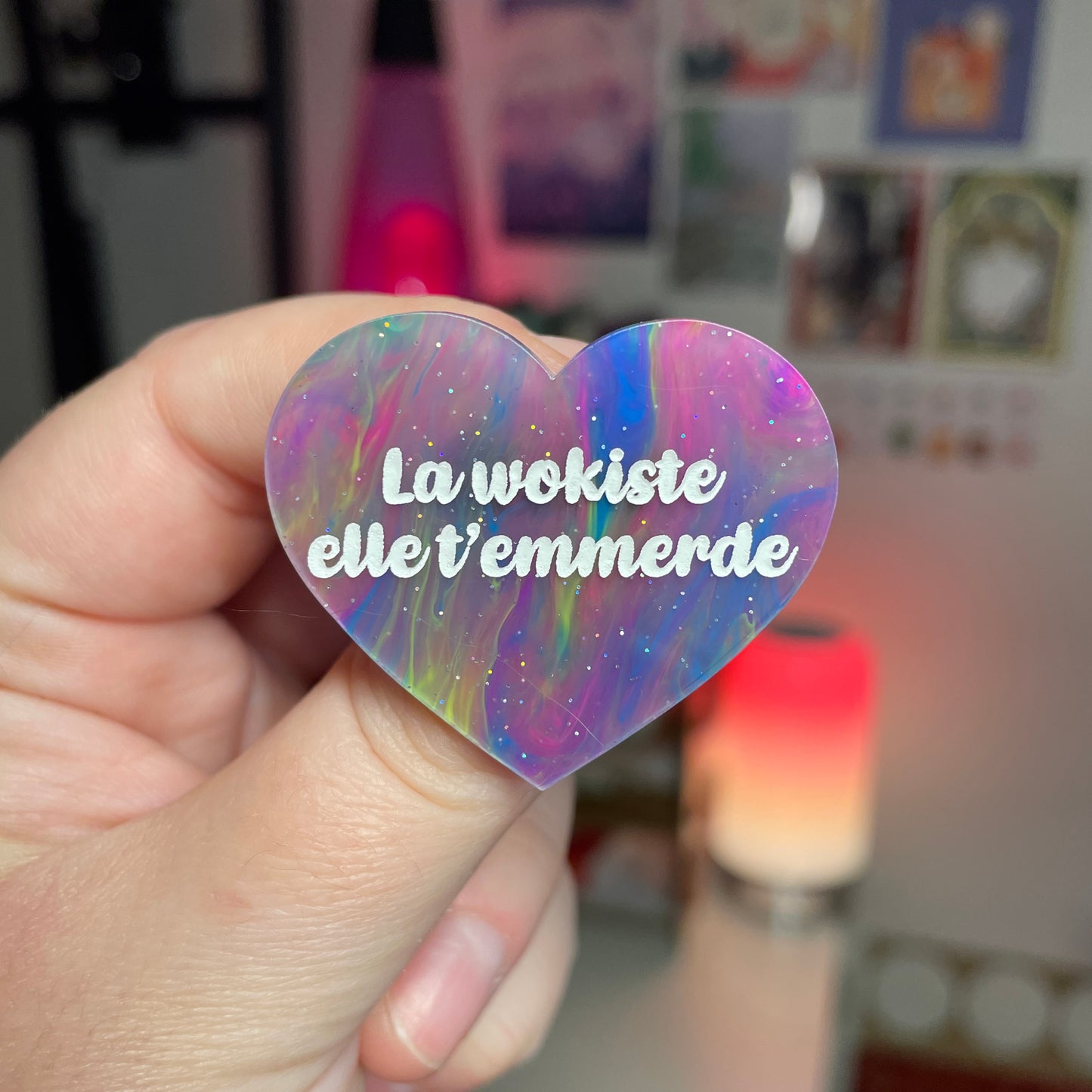 Broche "La wokiste elle t'emmerde" en acrylique marbrée multicolore