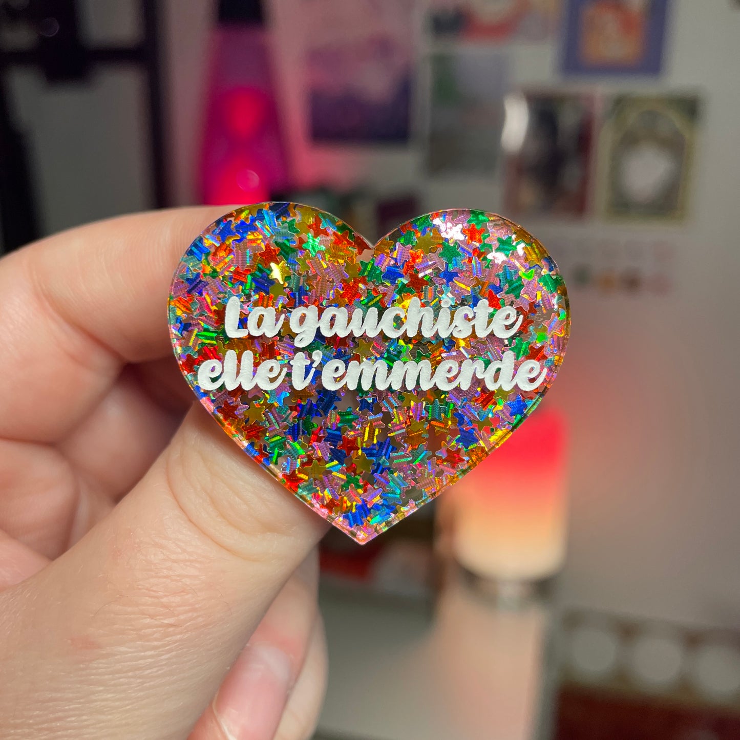 Broche "La gauchiste elle t'emmerde" en acrylique semi transparente avec des étoiles multicolores