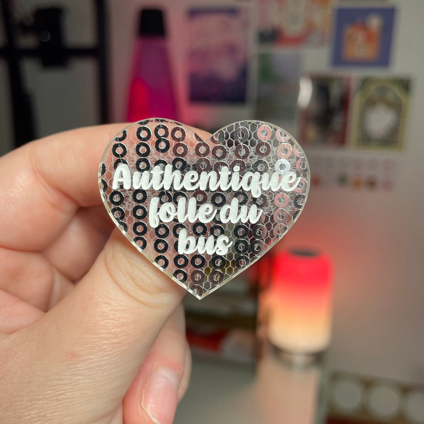 Broche "Authentique folle du bus" en acrylique japonaise semi transparente avec des sequins argentés
