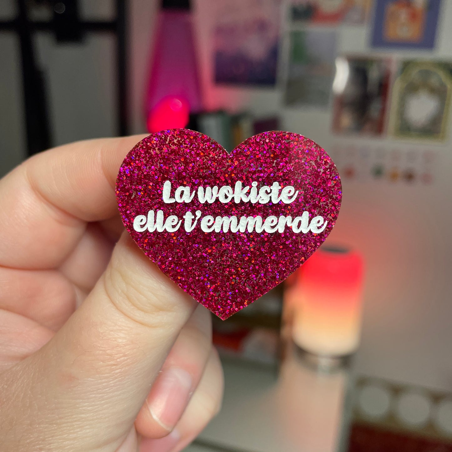 Broche "La wokiste elle t'emmerde" en acrylique à paillettes roses