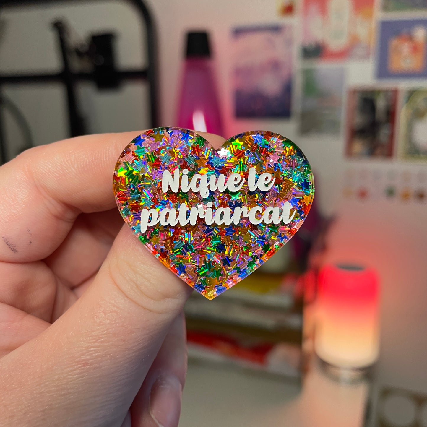 Broche "Nique le patriarcat" en acrylique semi transparente avec des étoiles multicolores