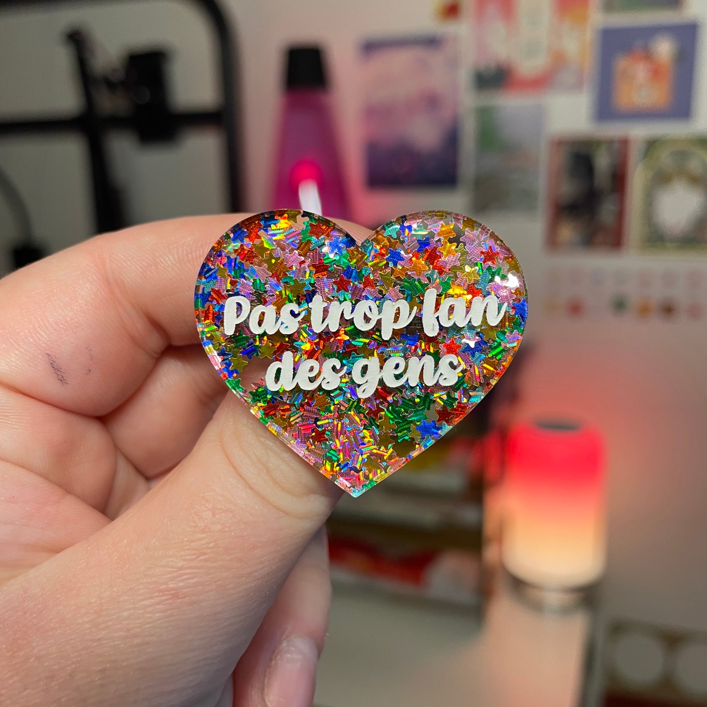 Broche "Pas trop fan des gens" en acrylique semi transparente avec des étoiles multicolores