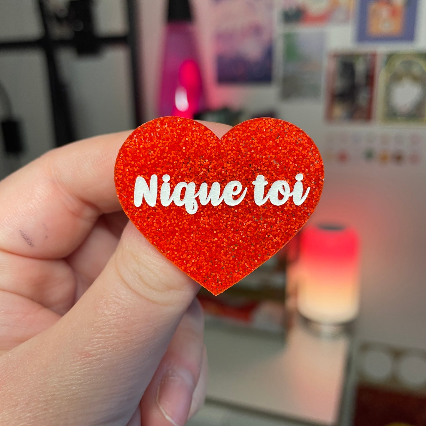 Broche "Nique toi" en acrylique à paillettes oranges