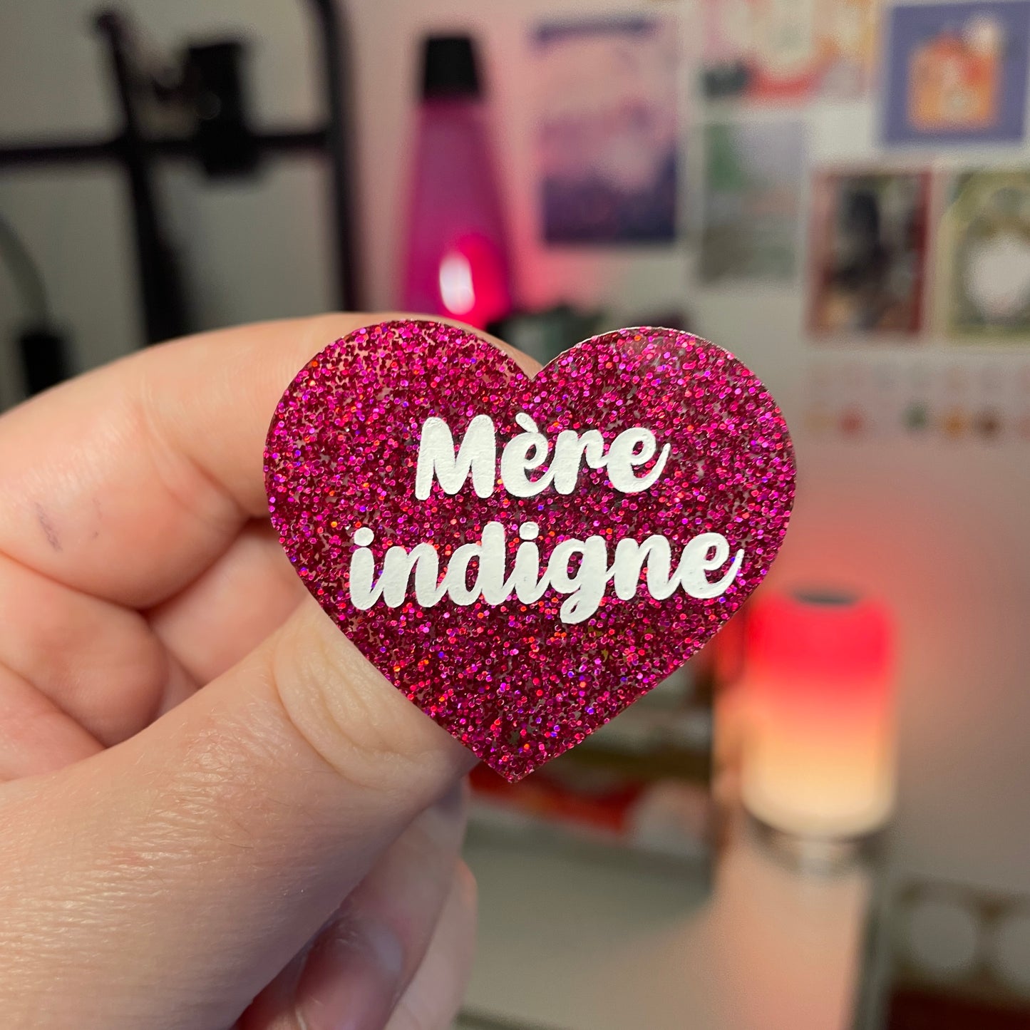 Broche "Mère indigne" en acrylique à paillettes roses