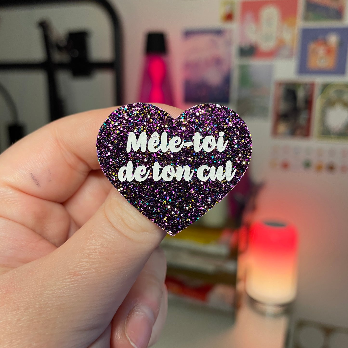 Broche "Mêle-toi de ton cul" en acrylique à paillettes violettes