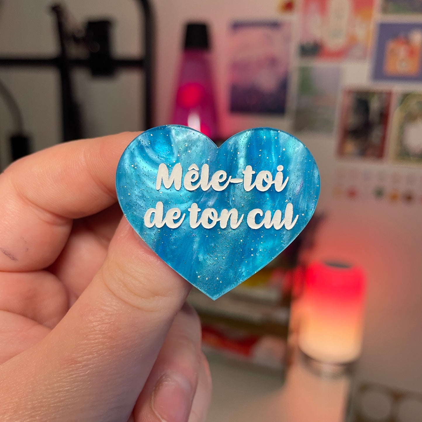 Broche "Mêle-toi de ton cul" en acrylique marbrée bleue à paillettes