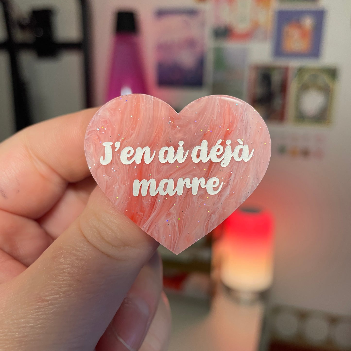 Broche "J'en ai déjà marre" en acrylique marbrée rouge et rose à paillettes