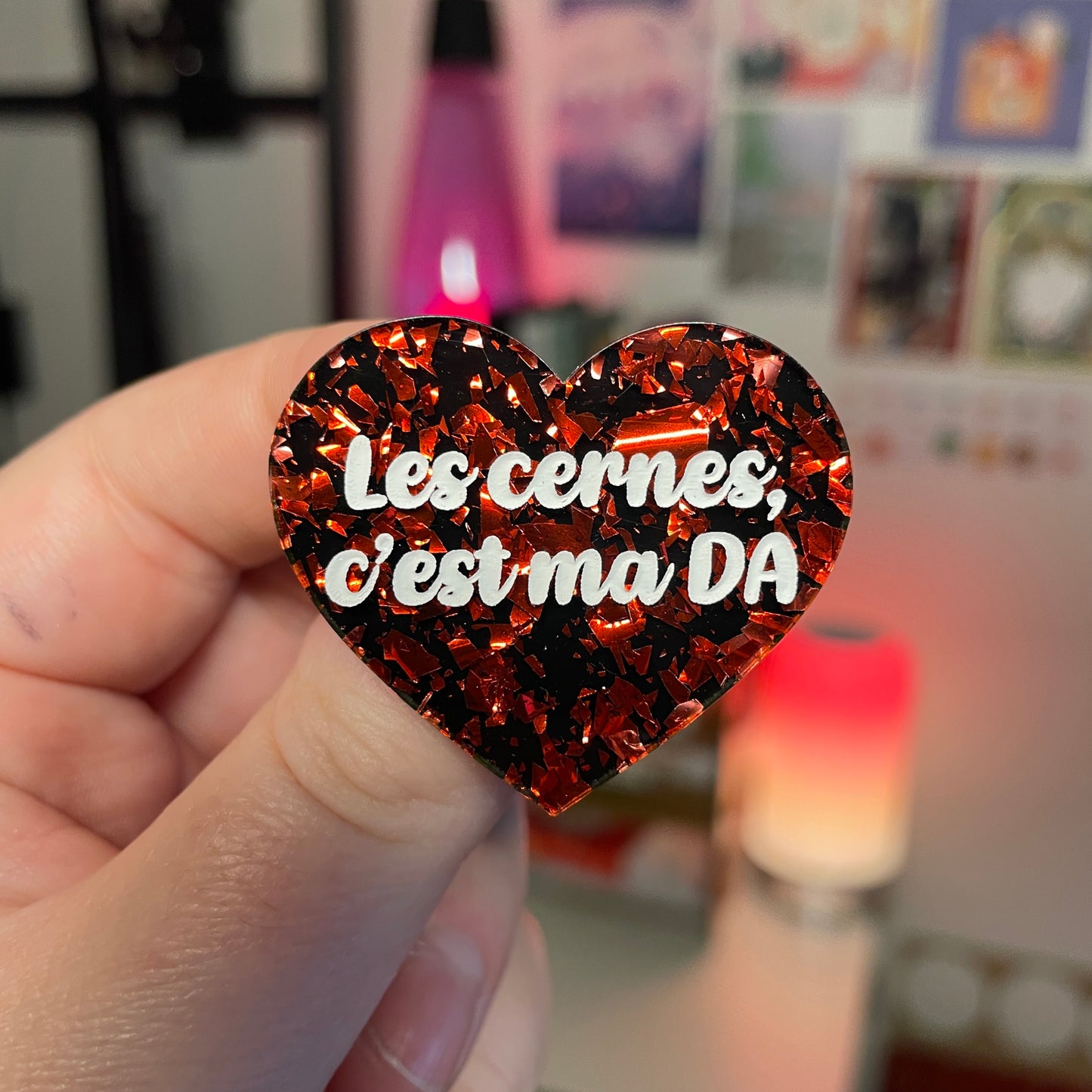 Broche "Les cernes, c'est ma DA" en acrylique noire avec des éclats de confettis rouges
