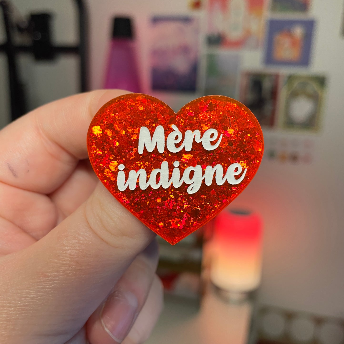 Broche "Mère indigne" en acrylique à paillettes oranges