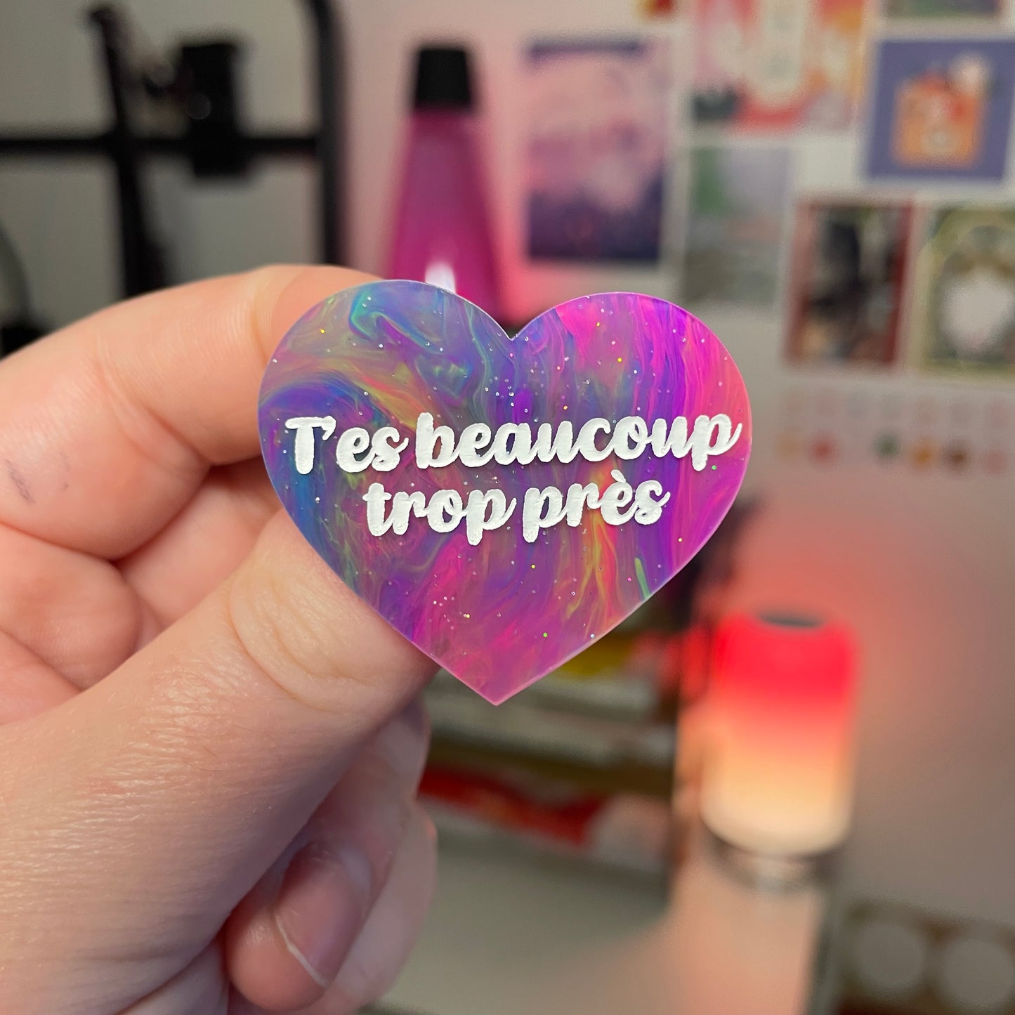 Broche "T'es beaucoup trop près" en acrylique marbrée multicolore
