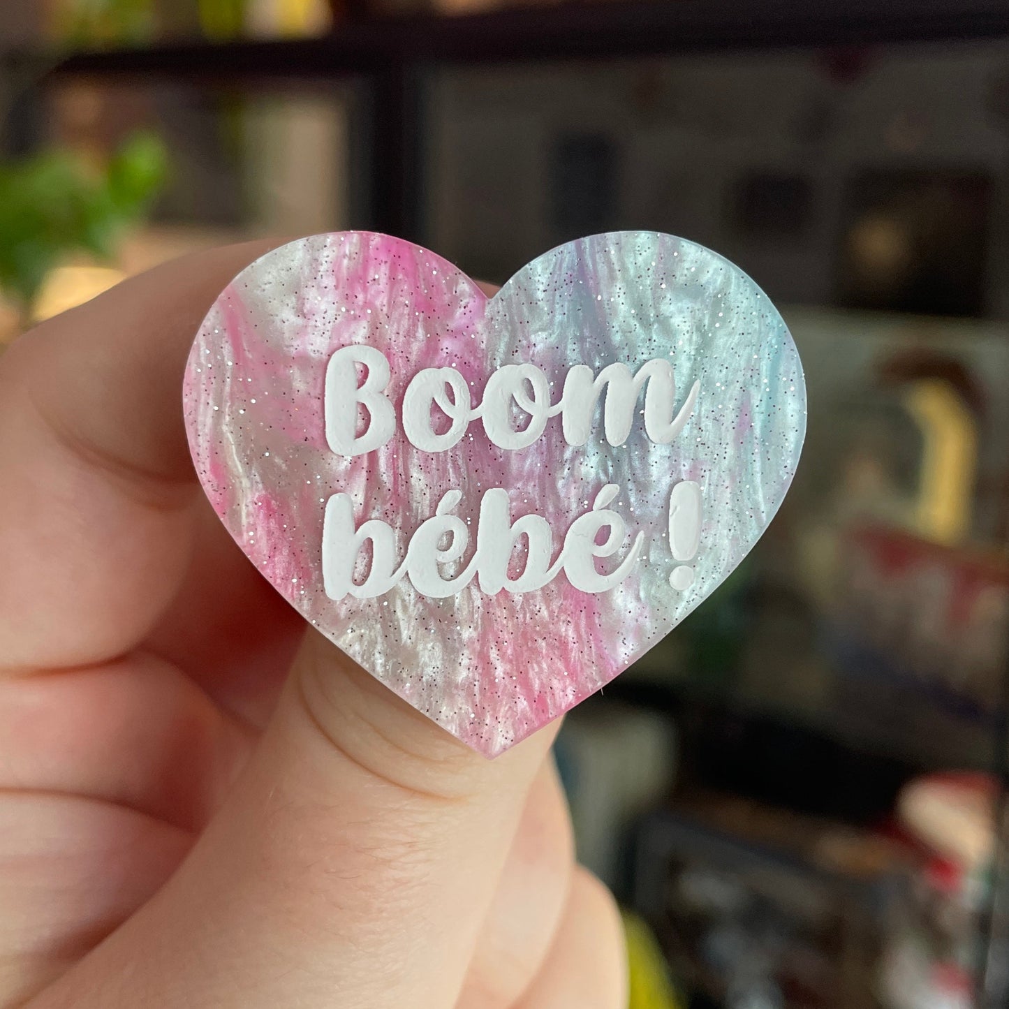 Broche "Boom bébé !" en acrylique marbrée blanche, rose et bleue