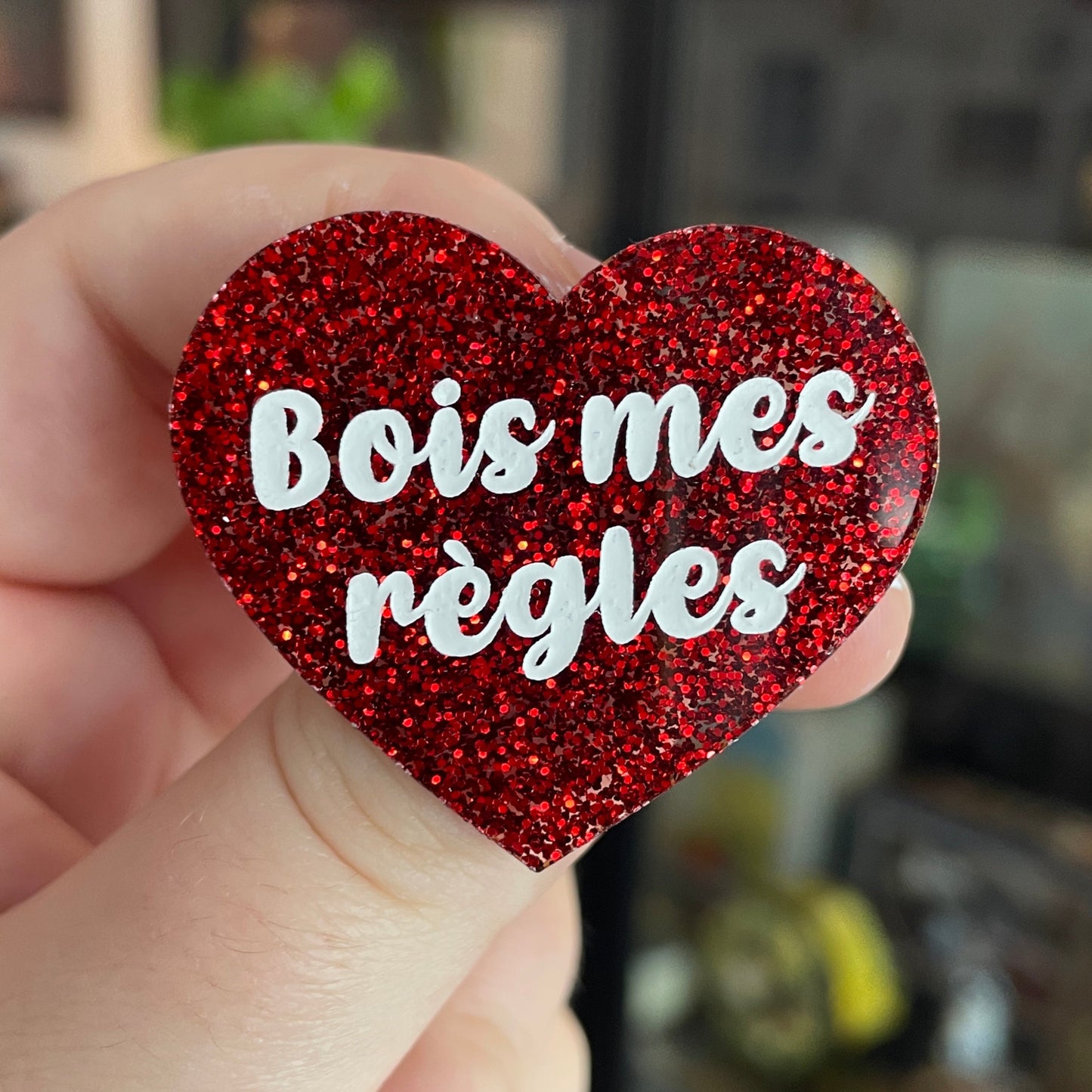 Broche "Bois mes règles" en acrylique à paillettes rouges