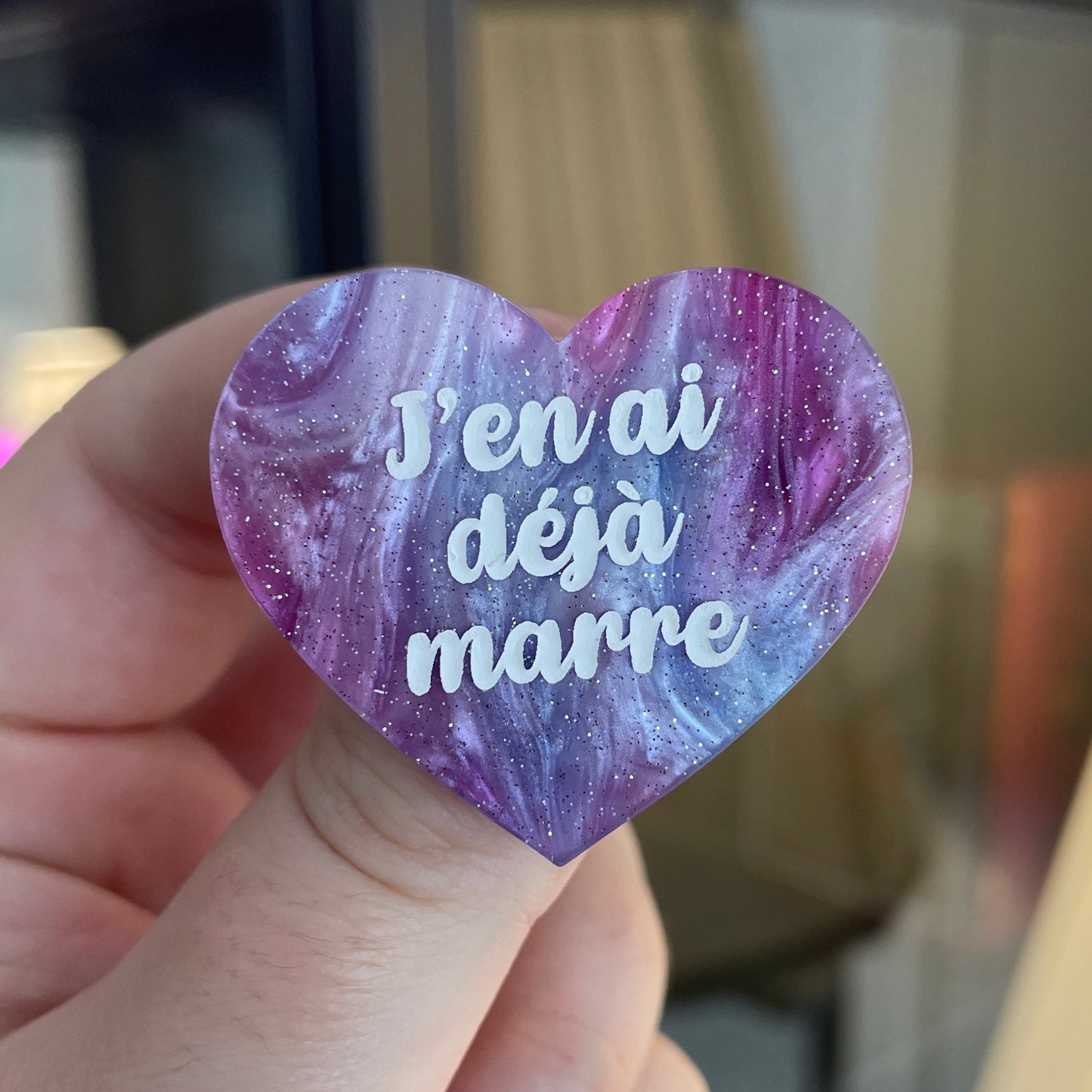 Broche "J'en ai déjà marre" en acrylique marbrée bleue, rose et blanche