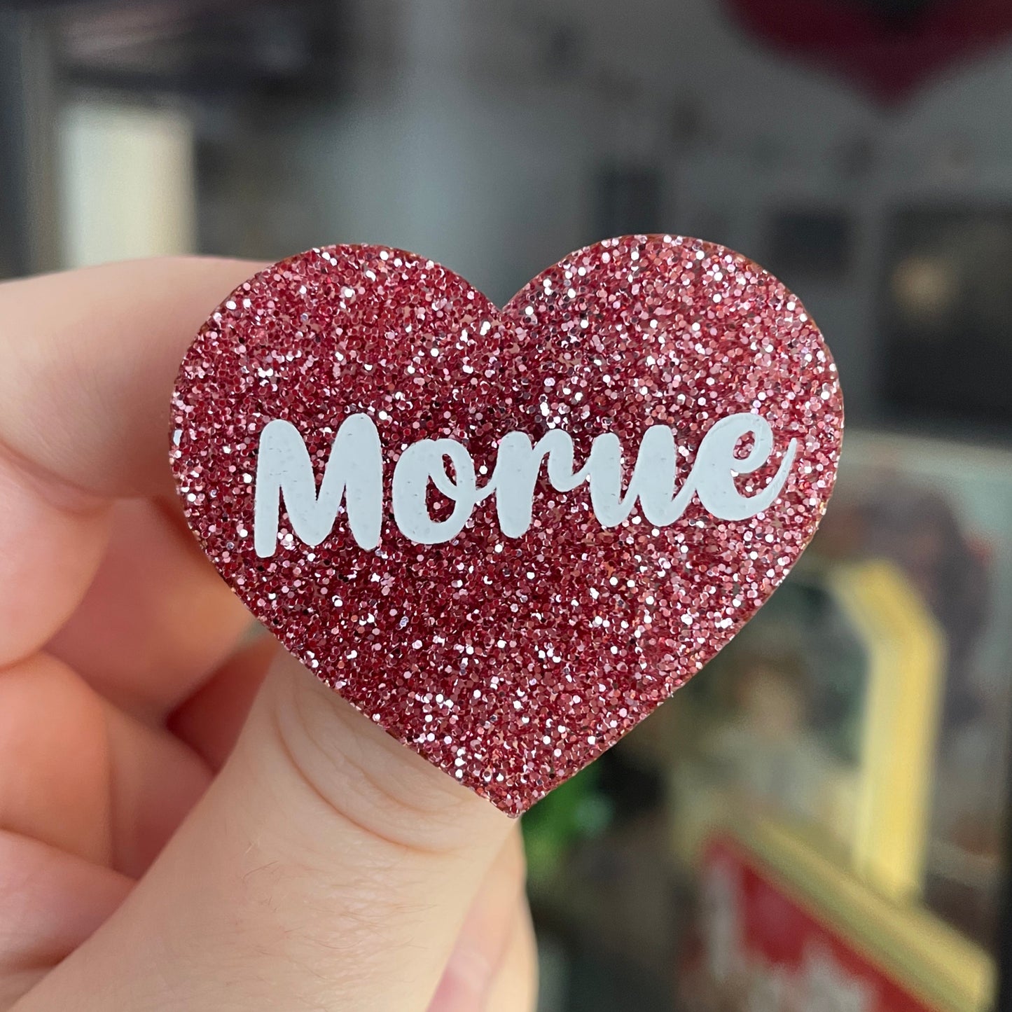 Broche "Morue" en acrylique à paillettes vieux rose