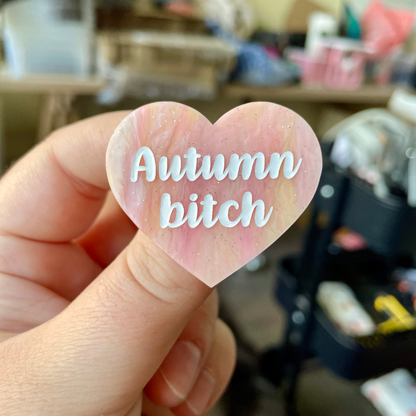 Broche "Autumn bitch" en acrylique marbrée orange et jaune