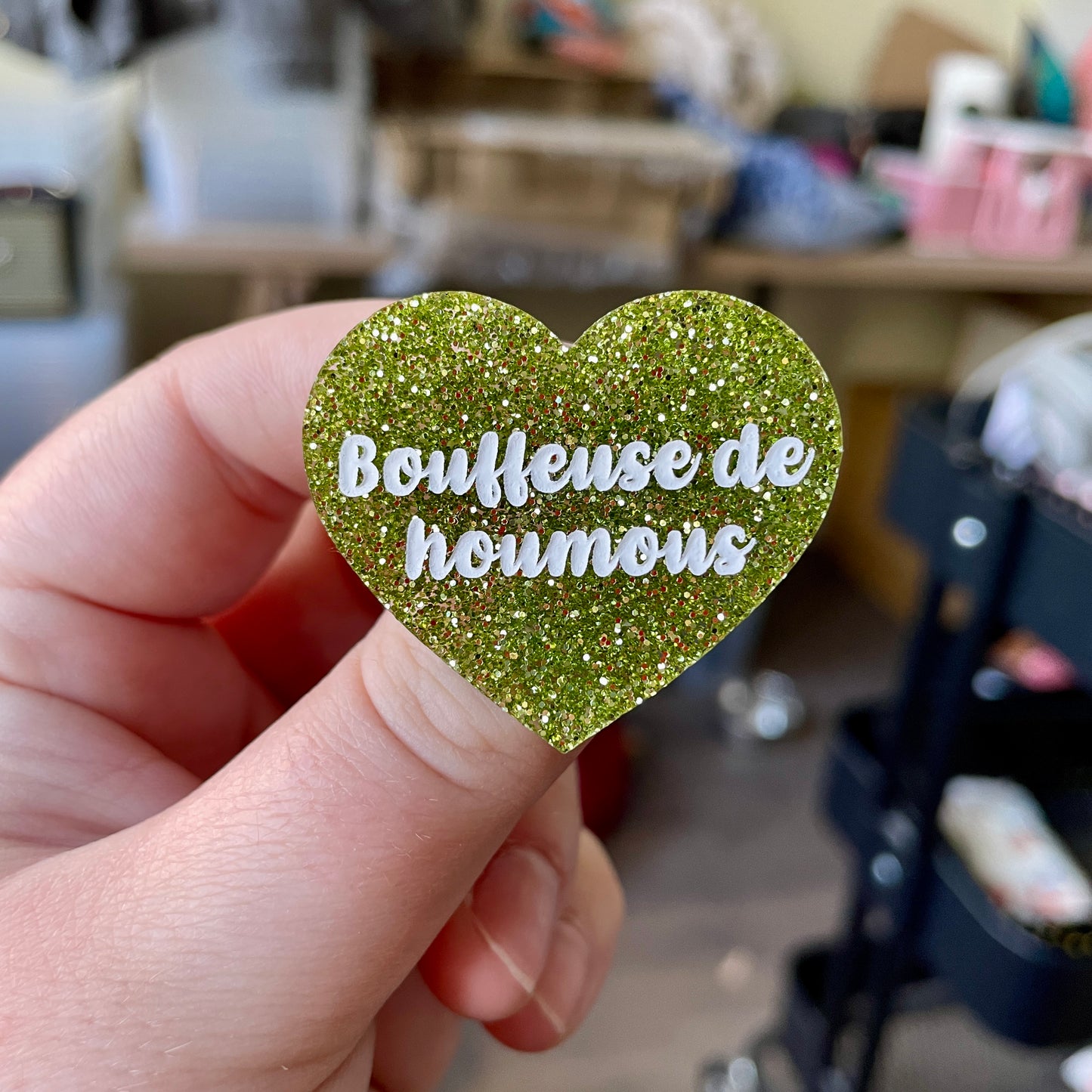 Broche "Bouffeuse de houmous" en acrylique à paillettes vertes