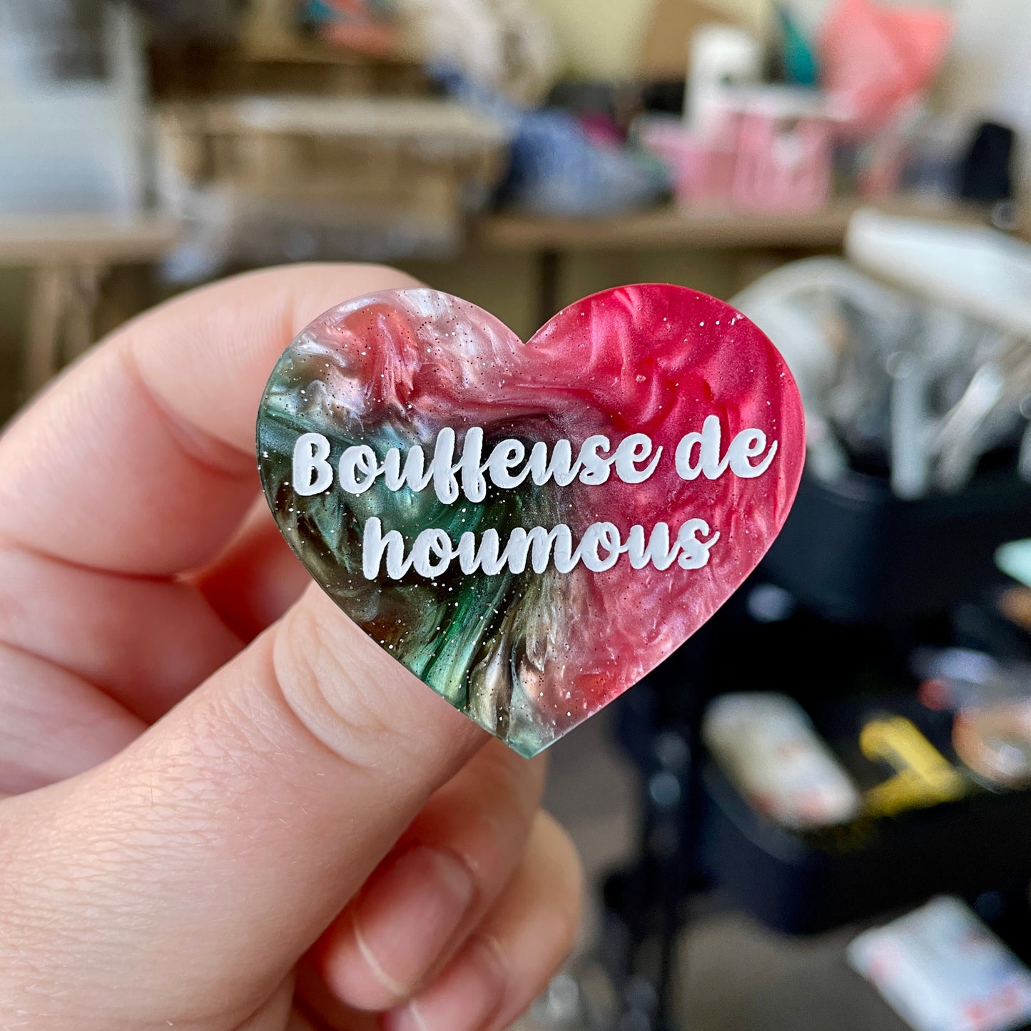Broche "Bouffeuse de houmous" en acrylique marbrée verte, rouge et blanche