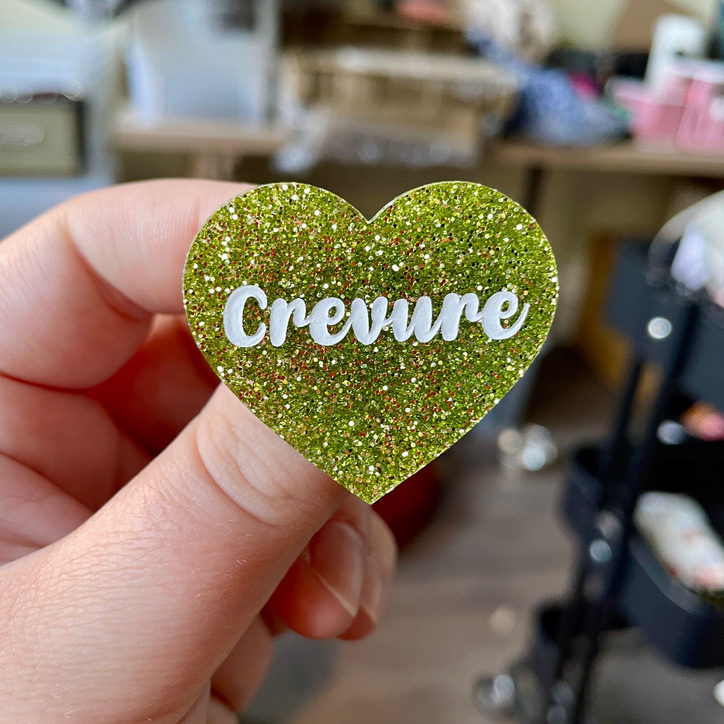 Broche "Crevure" en acrylique à paillettes vertes
