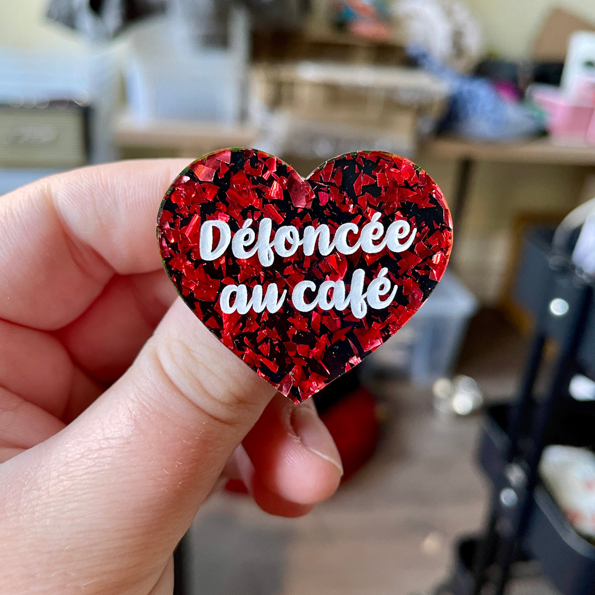 Broche "Défoncée au café" en acrylique noire avec des éclats de confettis rouges