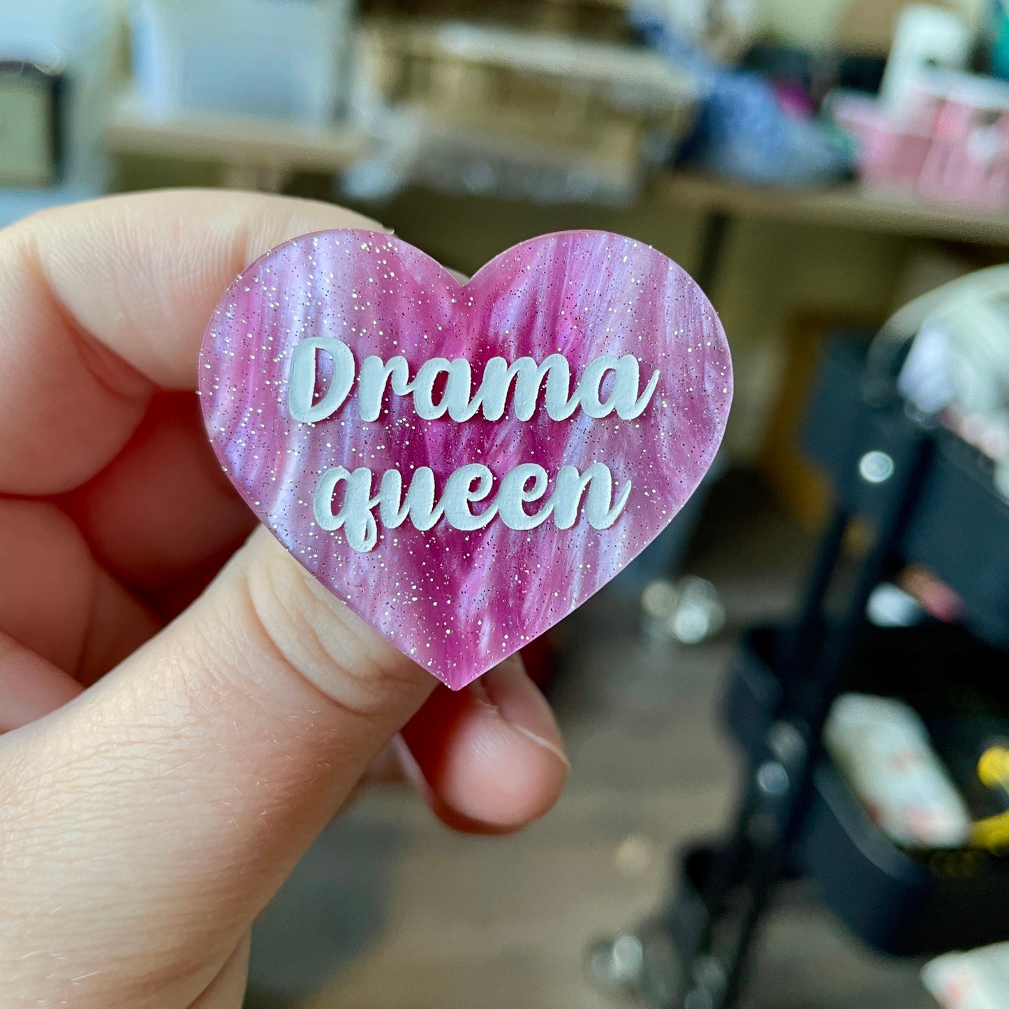 Broche "Drama queen" en acrylique marbrée rose et blanche