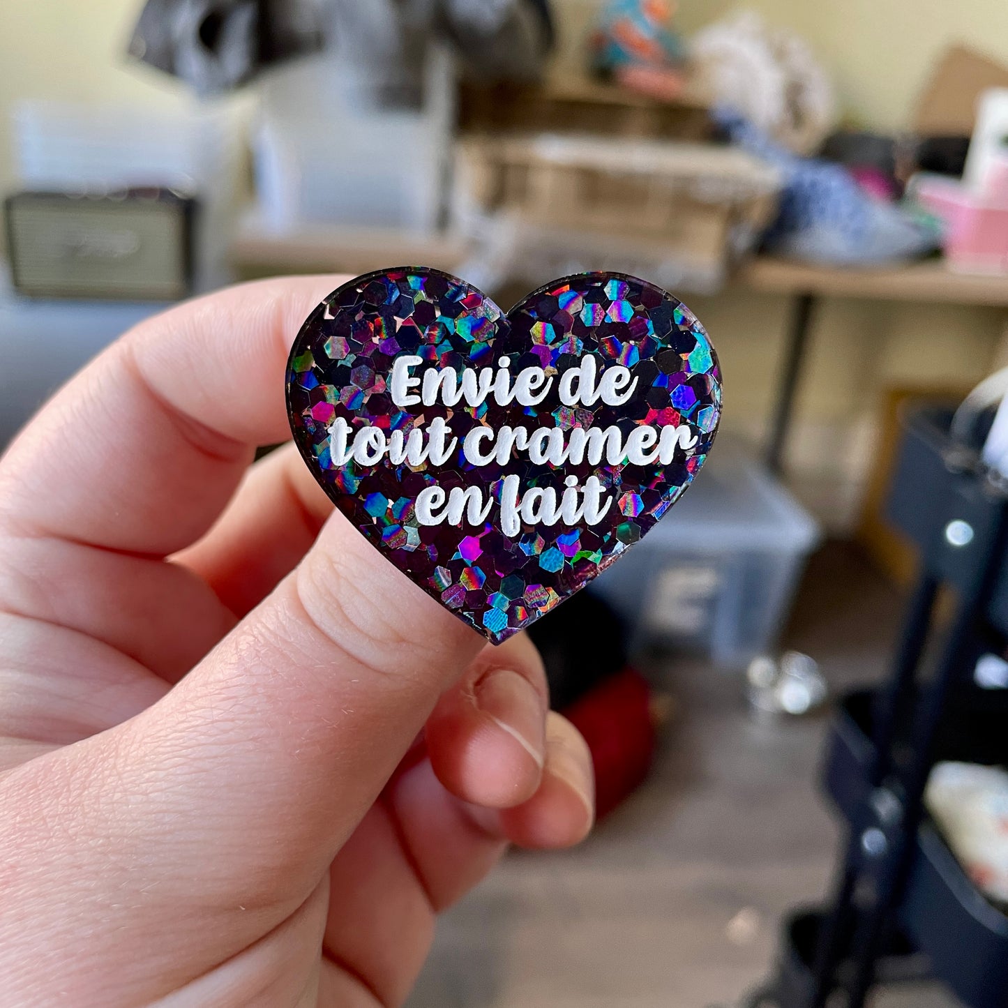 Broche "Envie de tout cramer en fait" en acrylique semi-transparente avec des confettis noirs