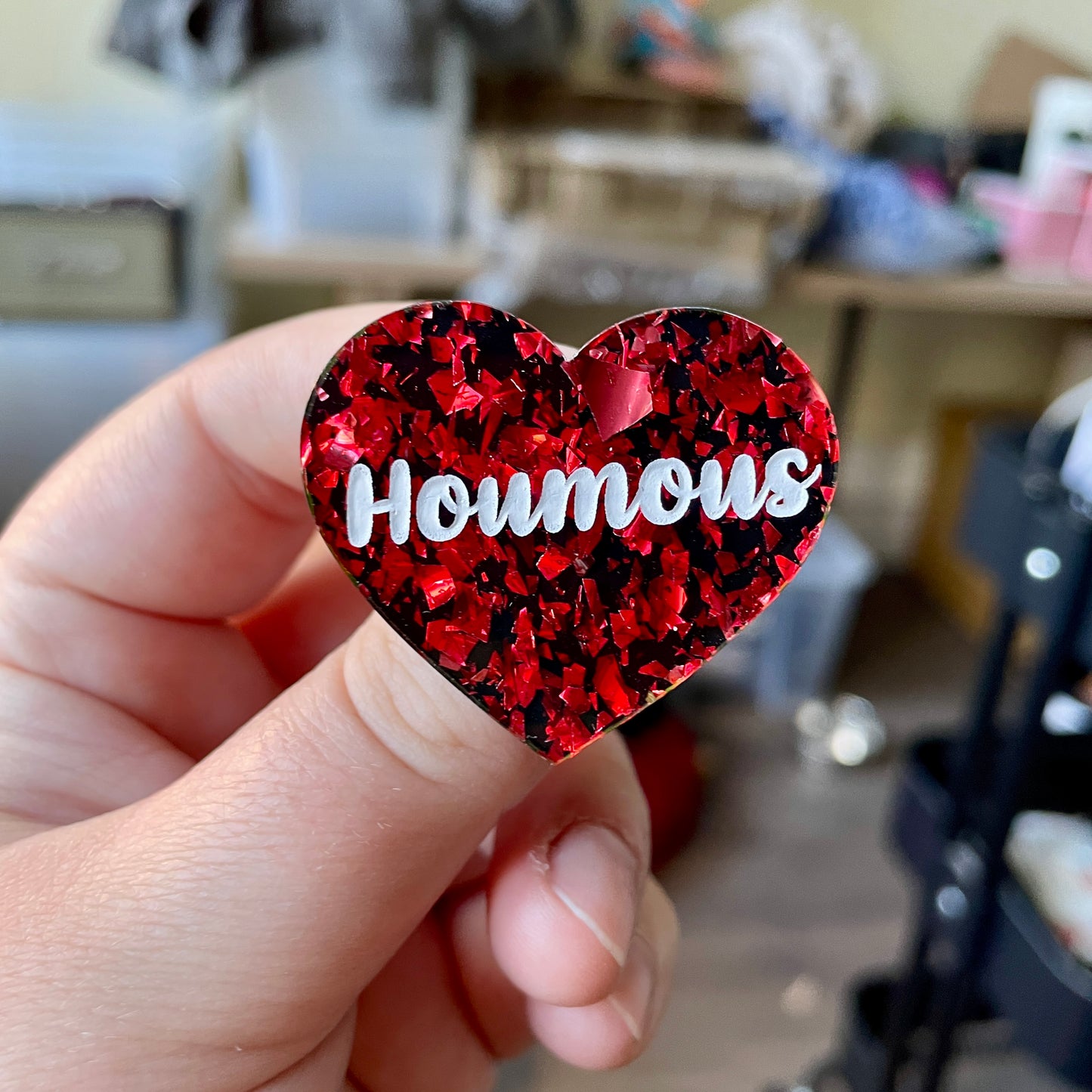 Broche "Houmous" en acrylique noire avec des éclats de confettis rouges