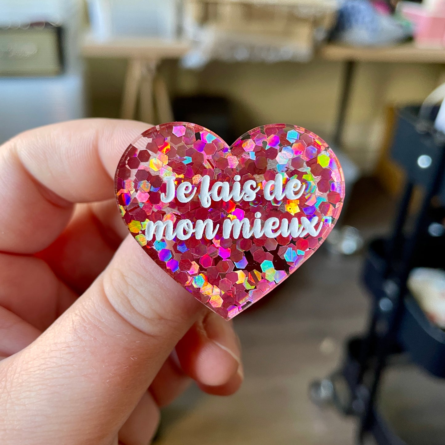 Broche "Je fais de mon mieux" en acrylique semi-transparente avec des confettis corail
