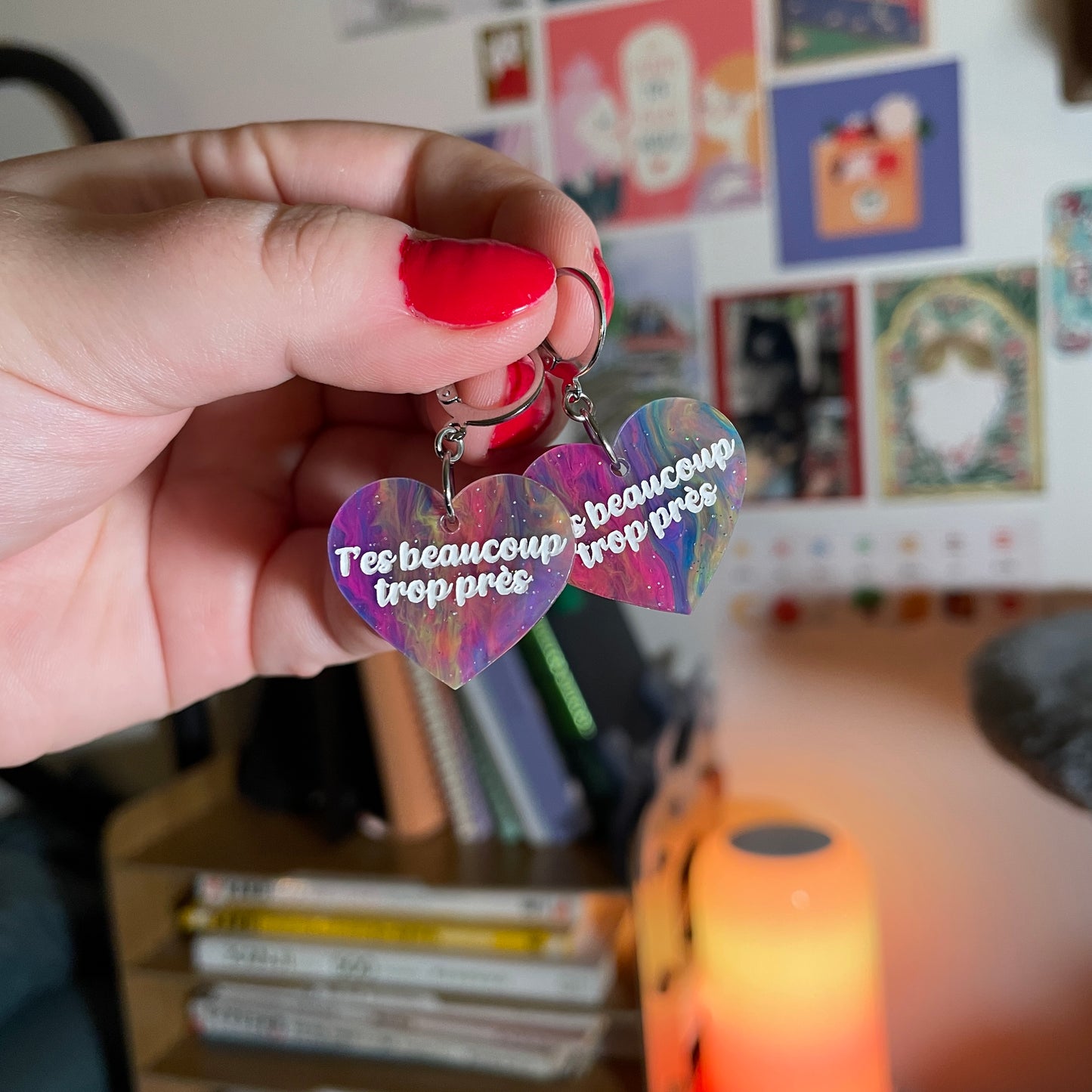Petites boucles d'oreilles coeurs pendantes "T'es beaucoup trop près" en acrylique semi transparente marbrée multicolore