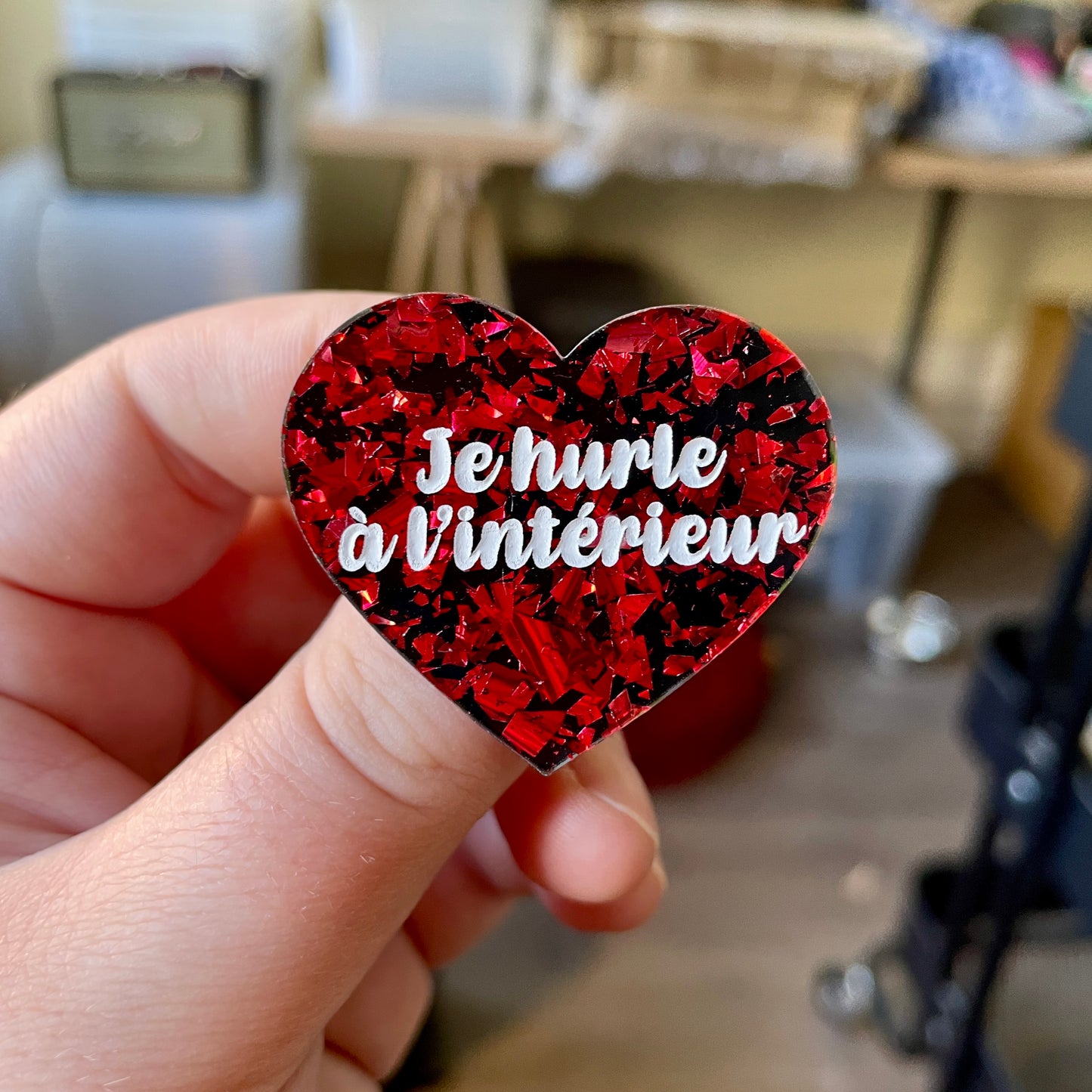 Broche "Je hurle à l'intérieur" en acrylique noire avec des éclats de confettis rouges