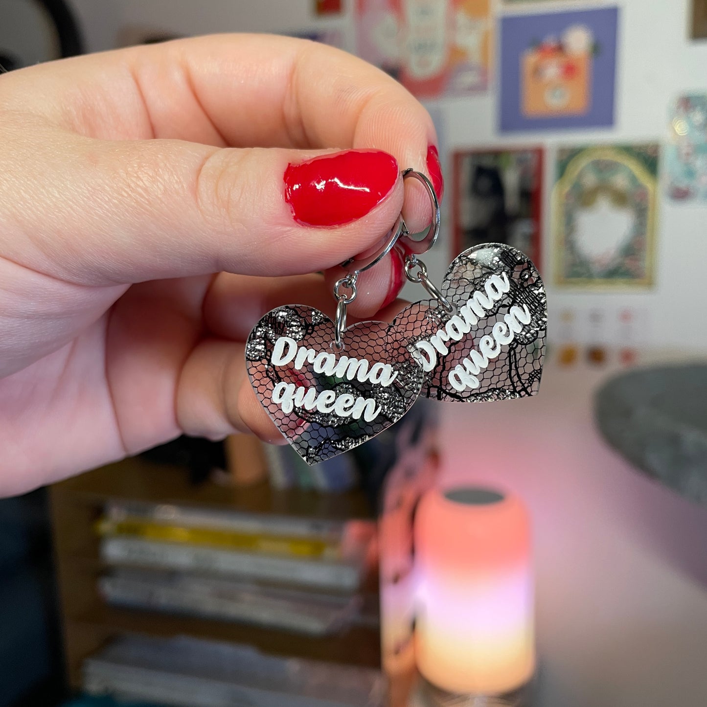Petites boucles d'oreilles coeurs pendantes "Drama queen" en acrylique japonaise transparente avec de la dentelle noire