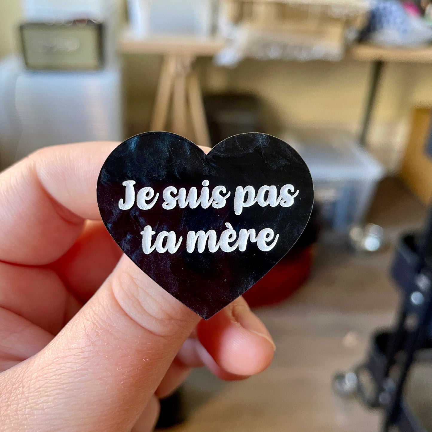 Broche "Je suis pas ta mère" en acrylique marbrée noire