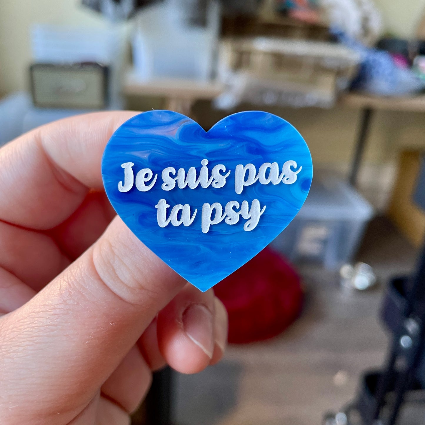 Broche "Je suis pas ta psy" en acrylique semi-transparente marbrée bleue