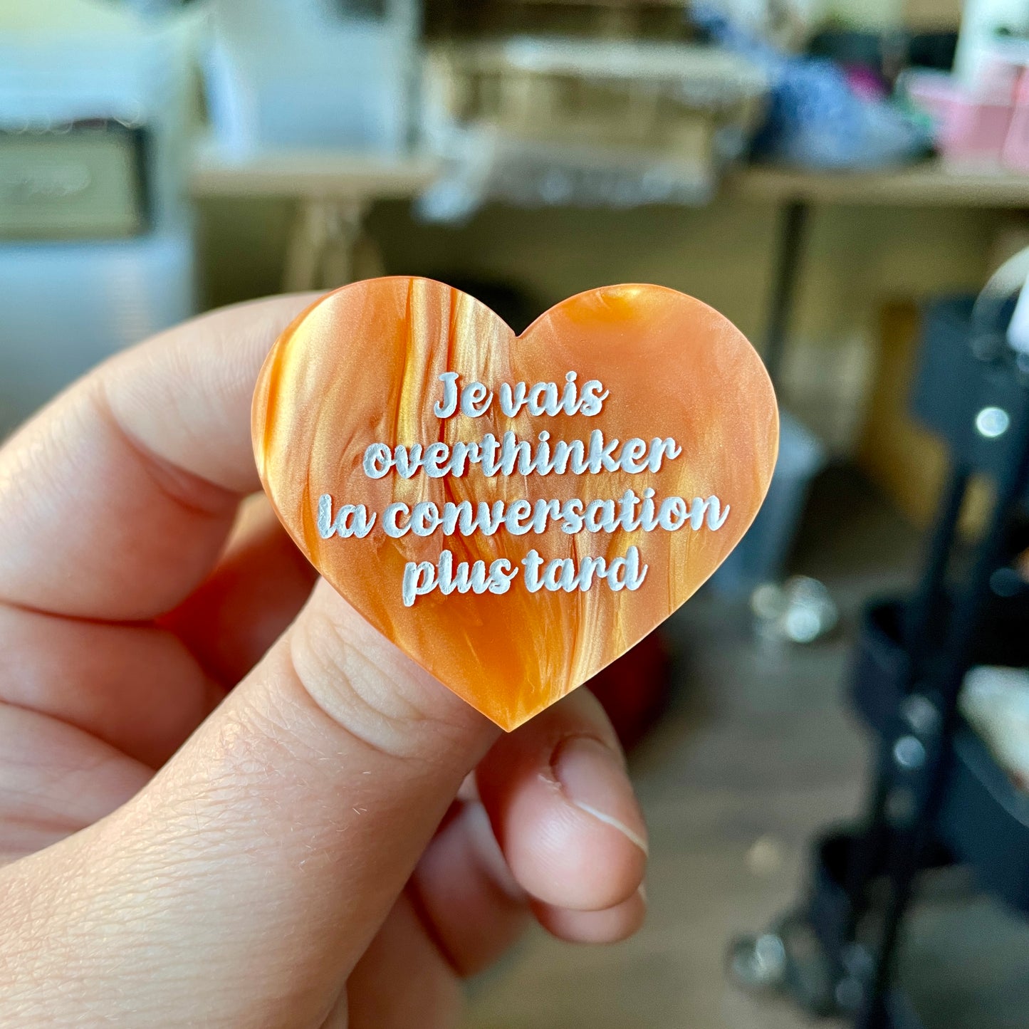Broche "Je vais overthinker la conversation plus tard" en acrylique marbrée orange