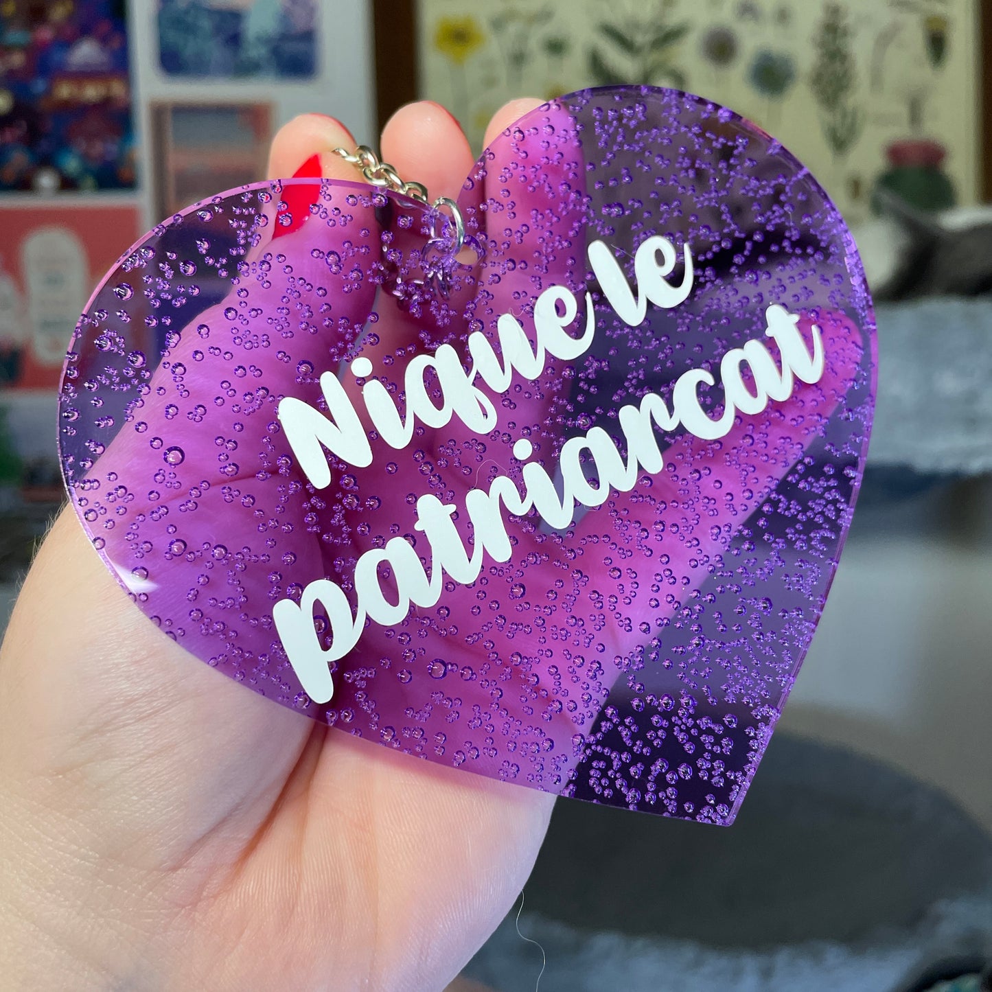 Mini murale "Nique le patriarcat" en acrylique japonaise transparente violette avec des bulles 🫧