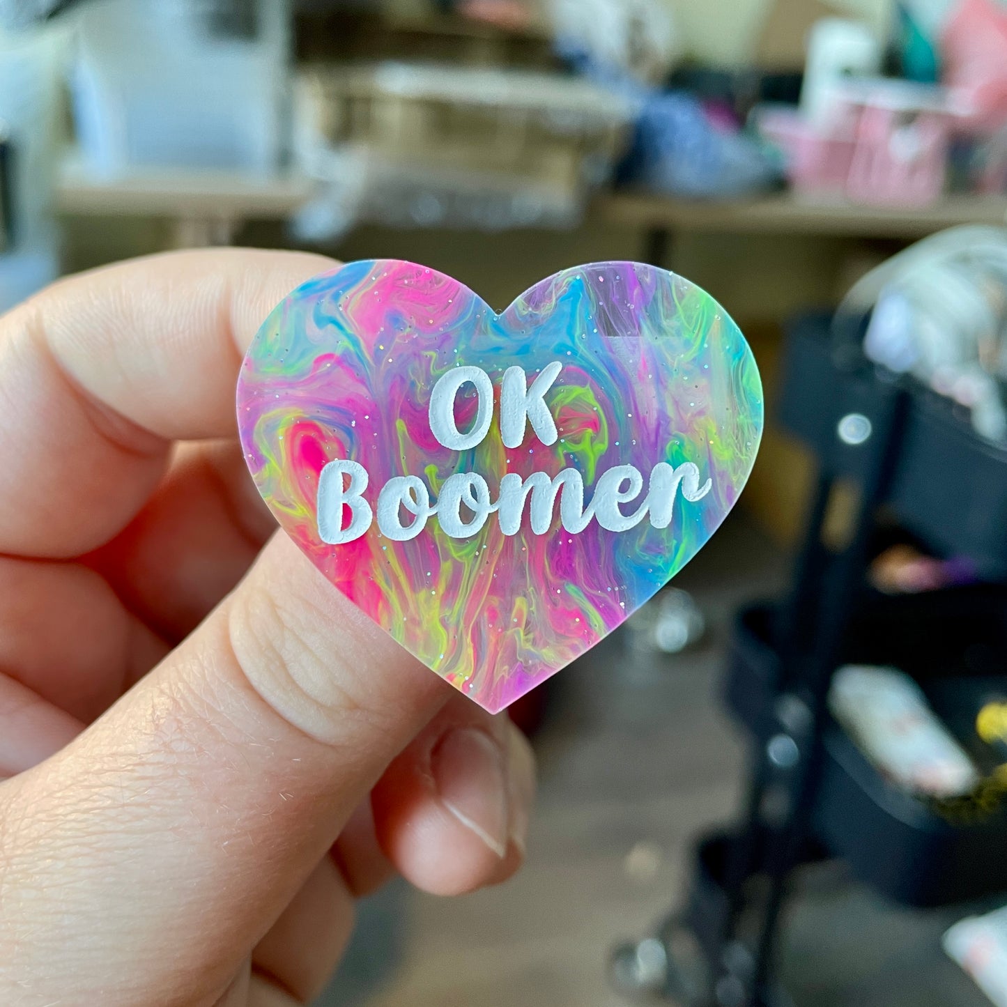 Broche "OK boomer" en acrylique semi-transparente marbrée multicolore