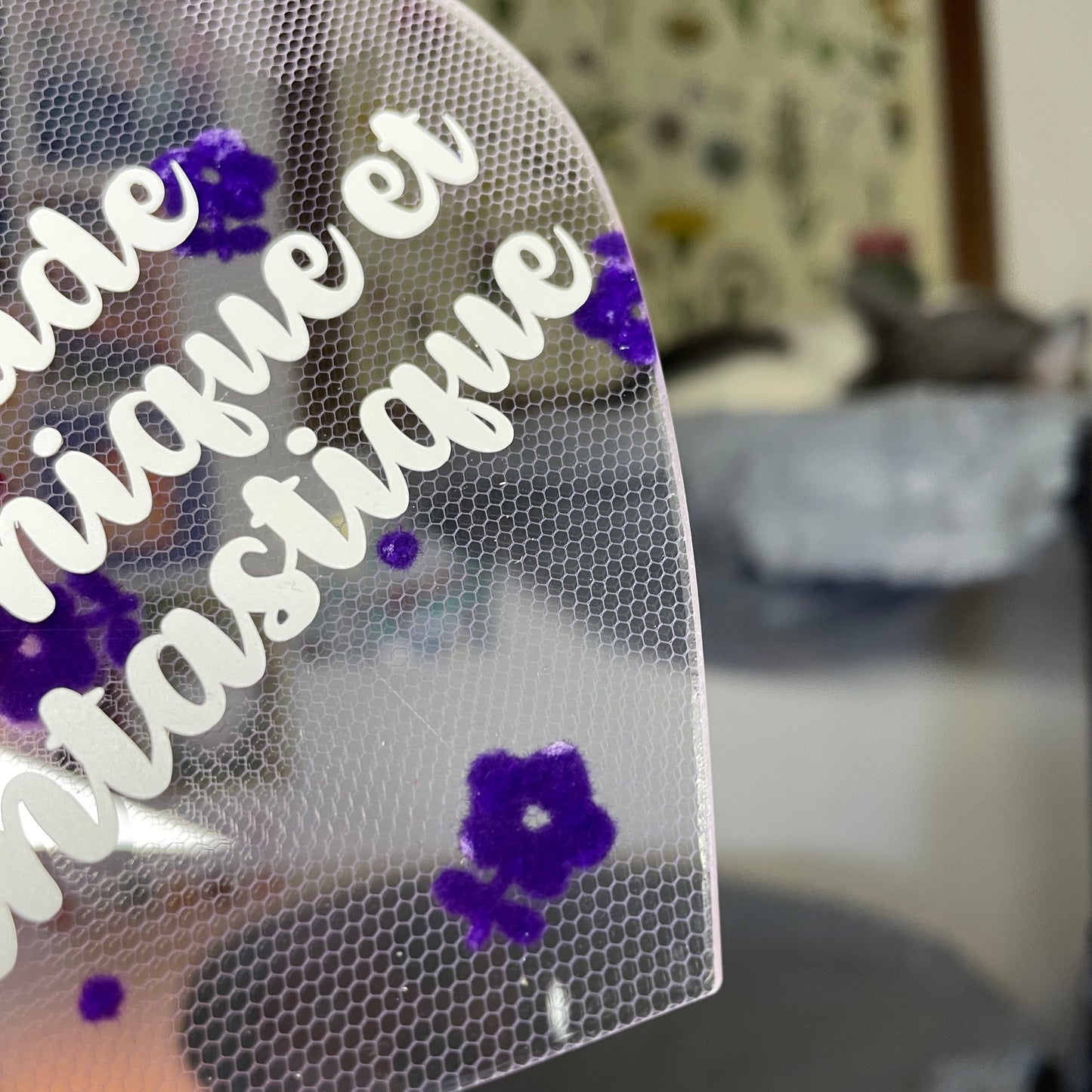 Mini murale "Malade chronique et fantastique" en acrylique japonaise transparente avec du tissu violet à fleurs