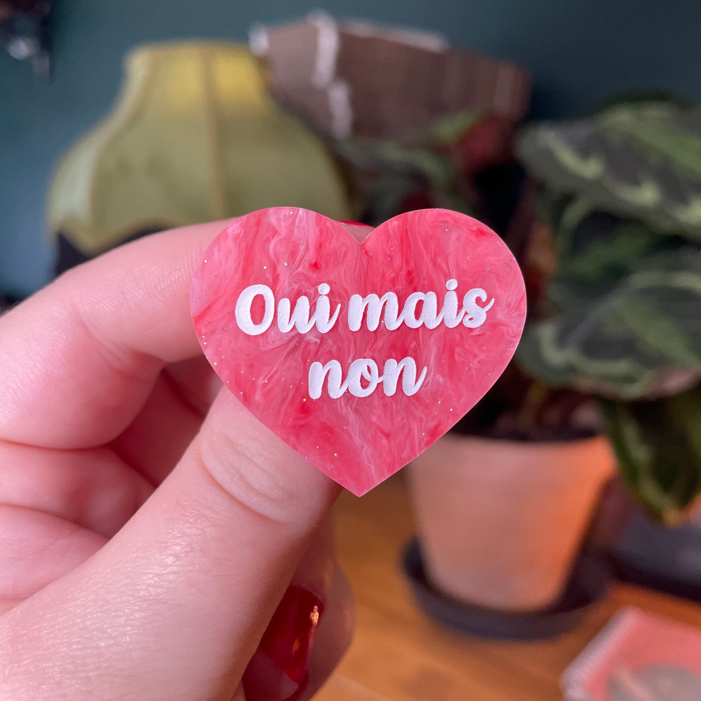 Broche "Oui mais non" en acrylique marbrée rouge et rose à paillettes