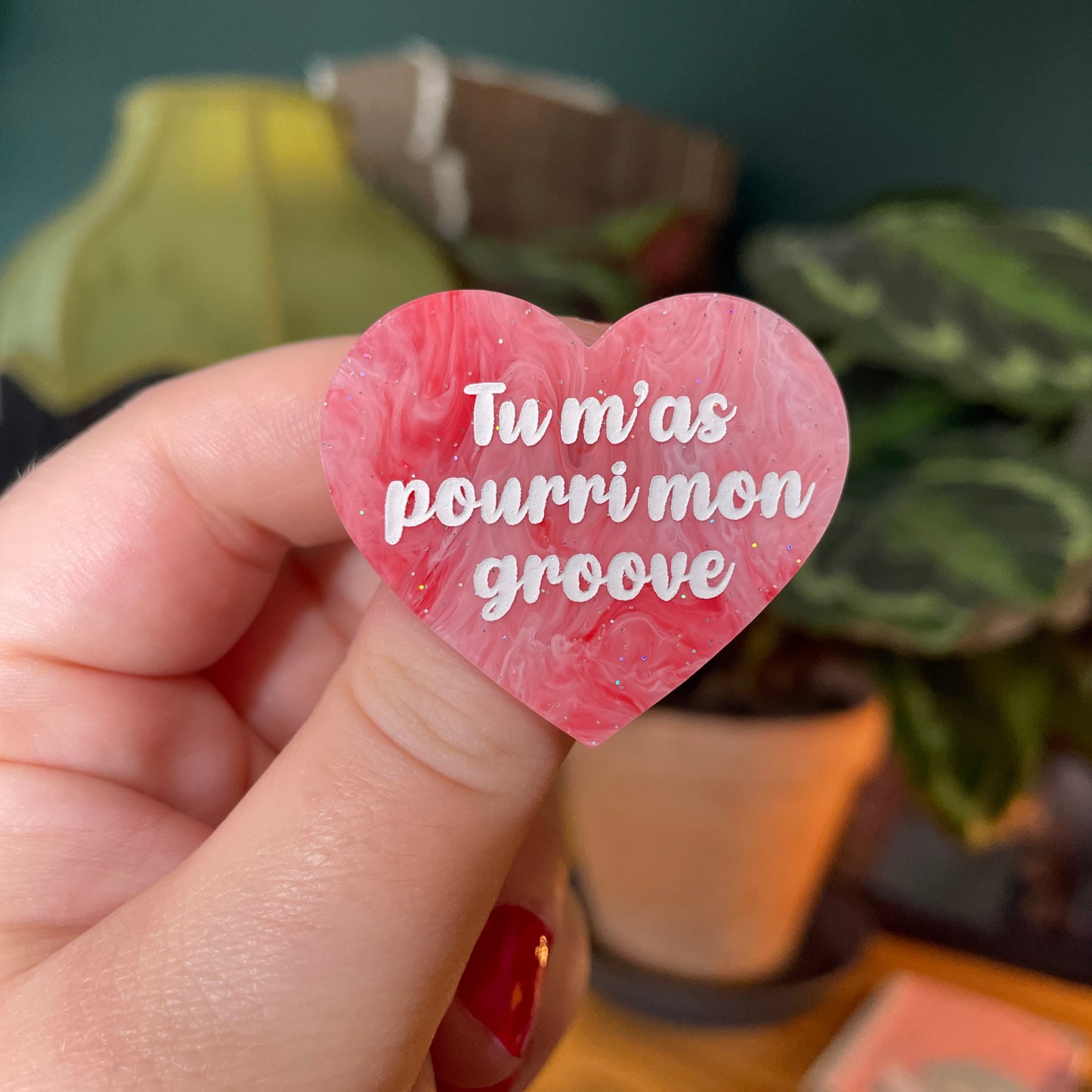 Broche "Tu m'as pourri mon groove" en acrylique marbrée rouge et rose à paillettes