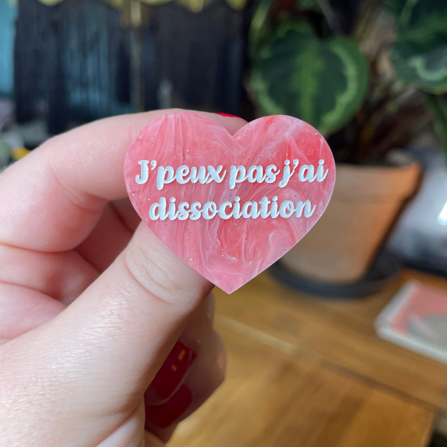 Broche "J'peux pas j'ai dissociation" en acrylique marbrée rouge et rose à paillettes
