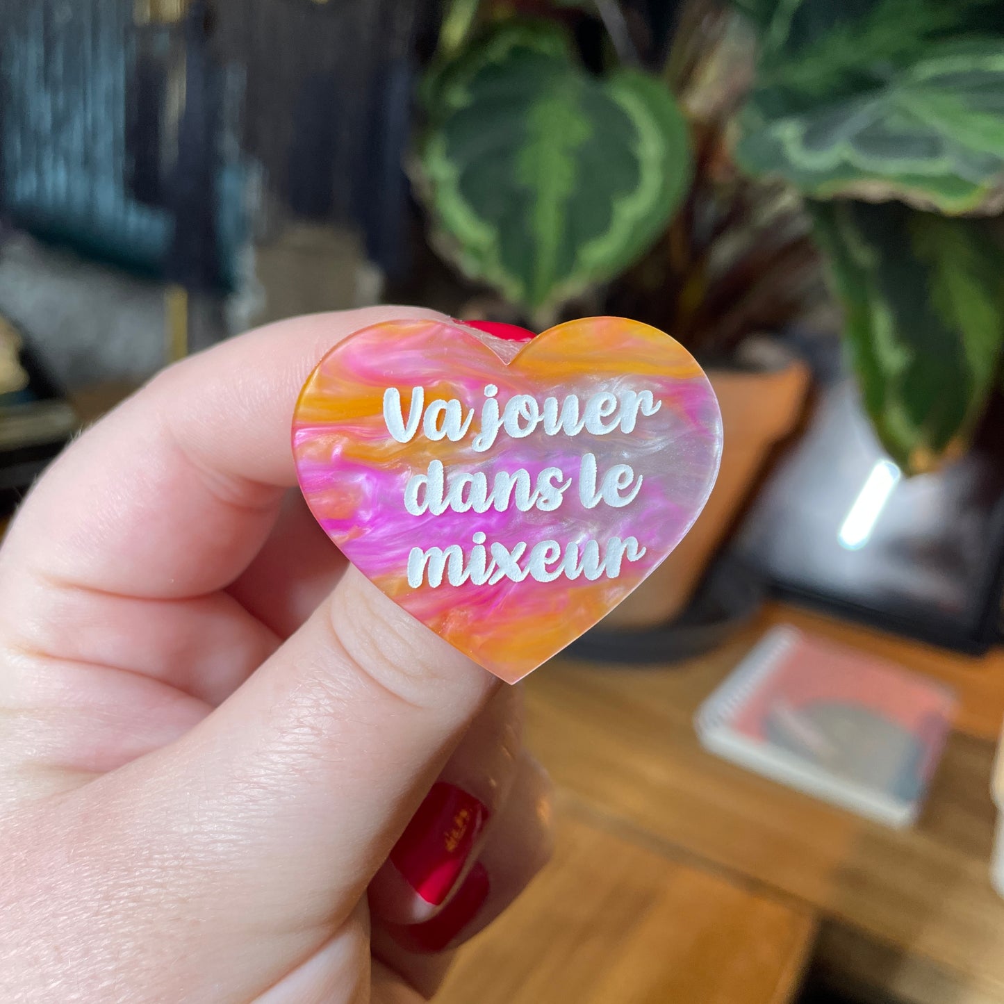 Broche "Va jouer dans le mixeur" en acrylique marbrée rose, orange et blanche