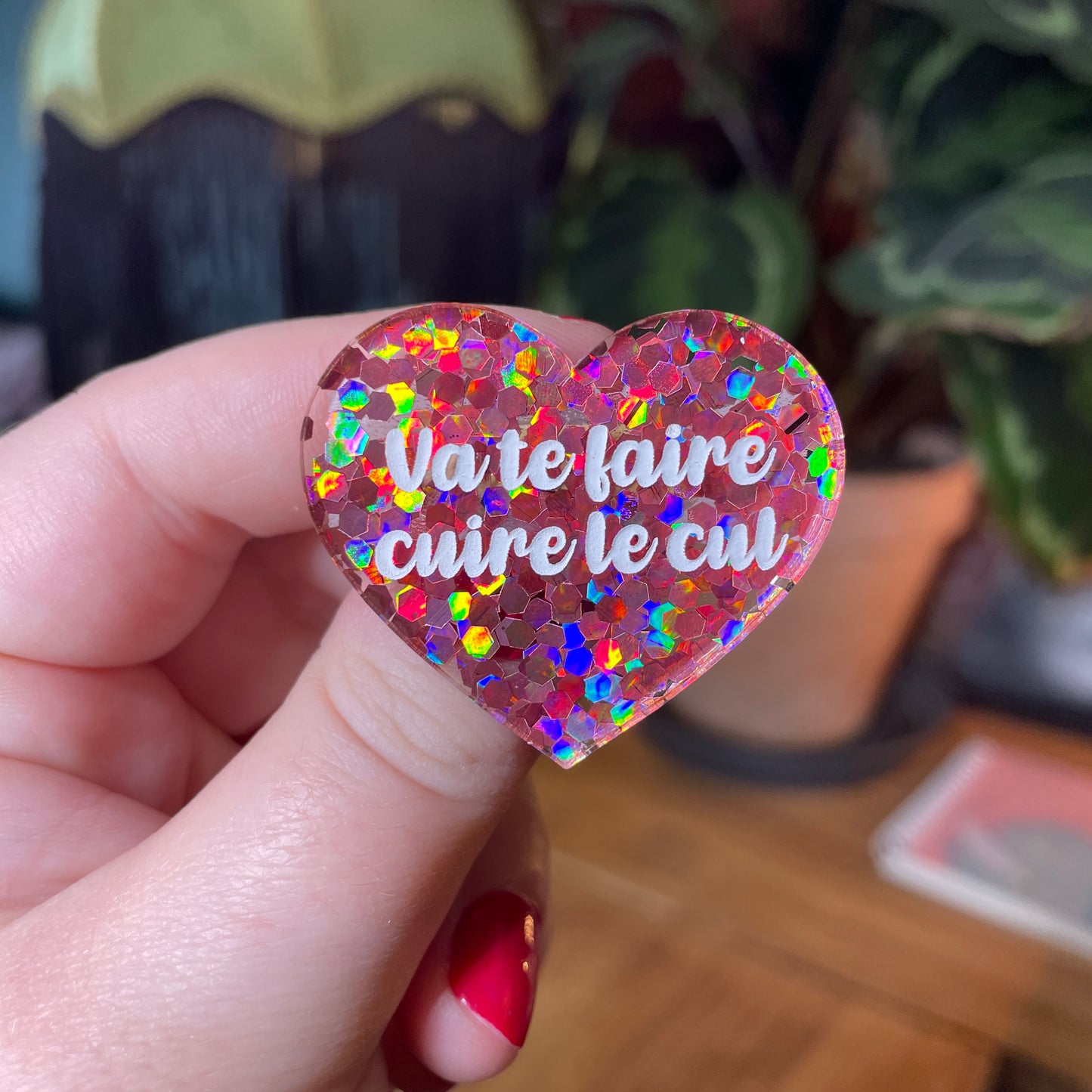Broche "Va te faire cuire le cul" en acrylique semi transparente avec des confettis corail