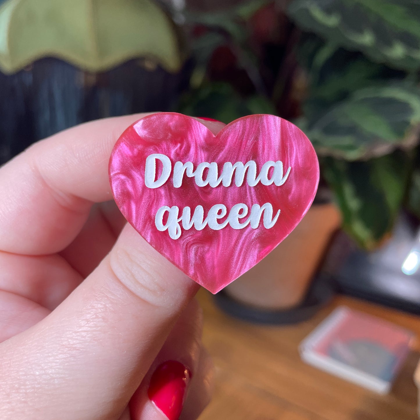 Broche "Drama queen" en acrylique marbrée rose