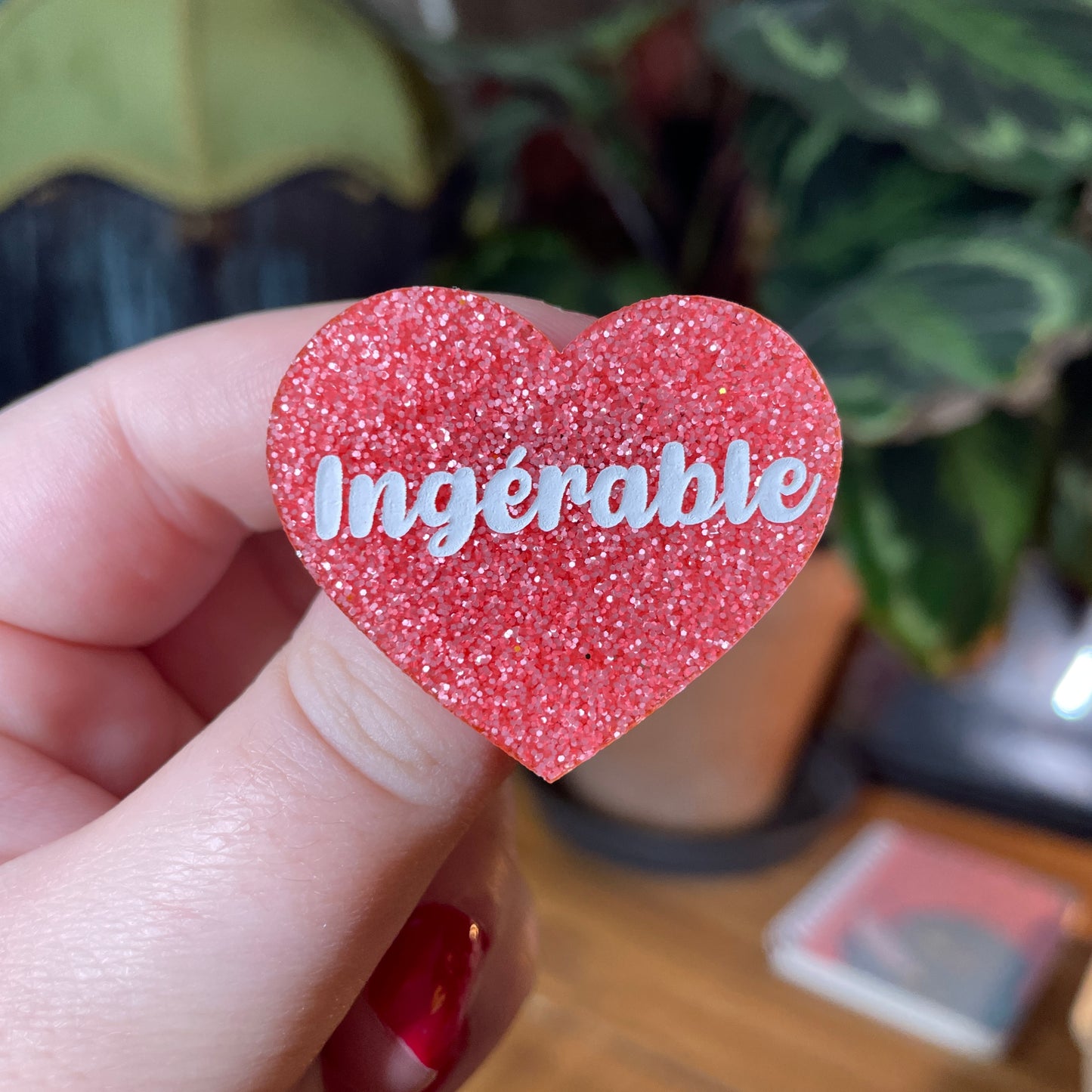 Broche "Ingérable" en acrylique à paillettes roses