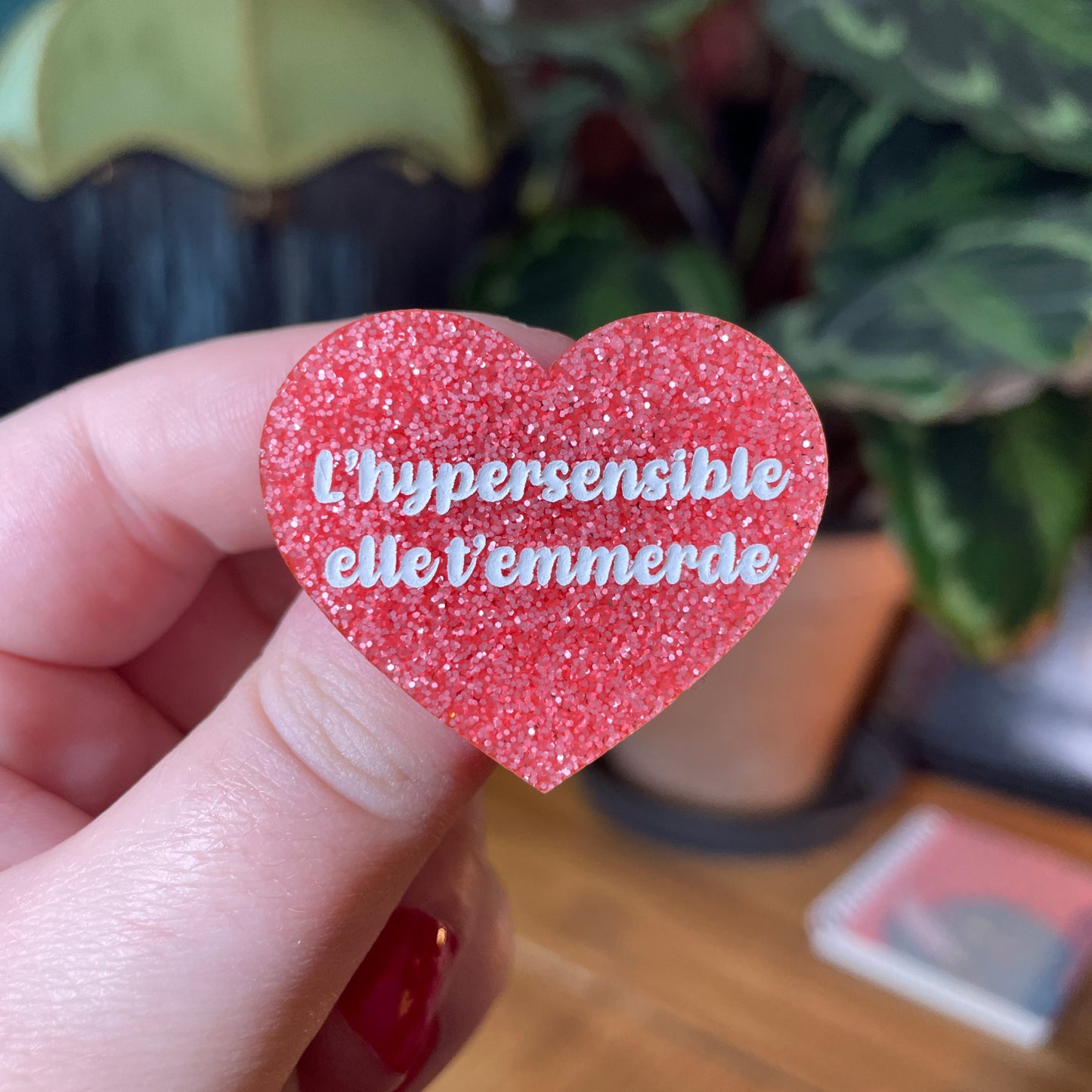 Broche "L'hypersensible elle t'emmerde" en acrylique à paillettes roses