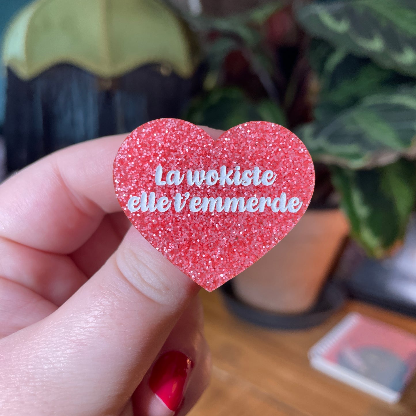 Broche "La wokiste elle t'emmerde" en acrylique à paillettes roses
