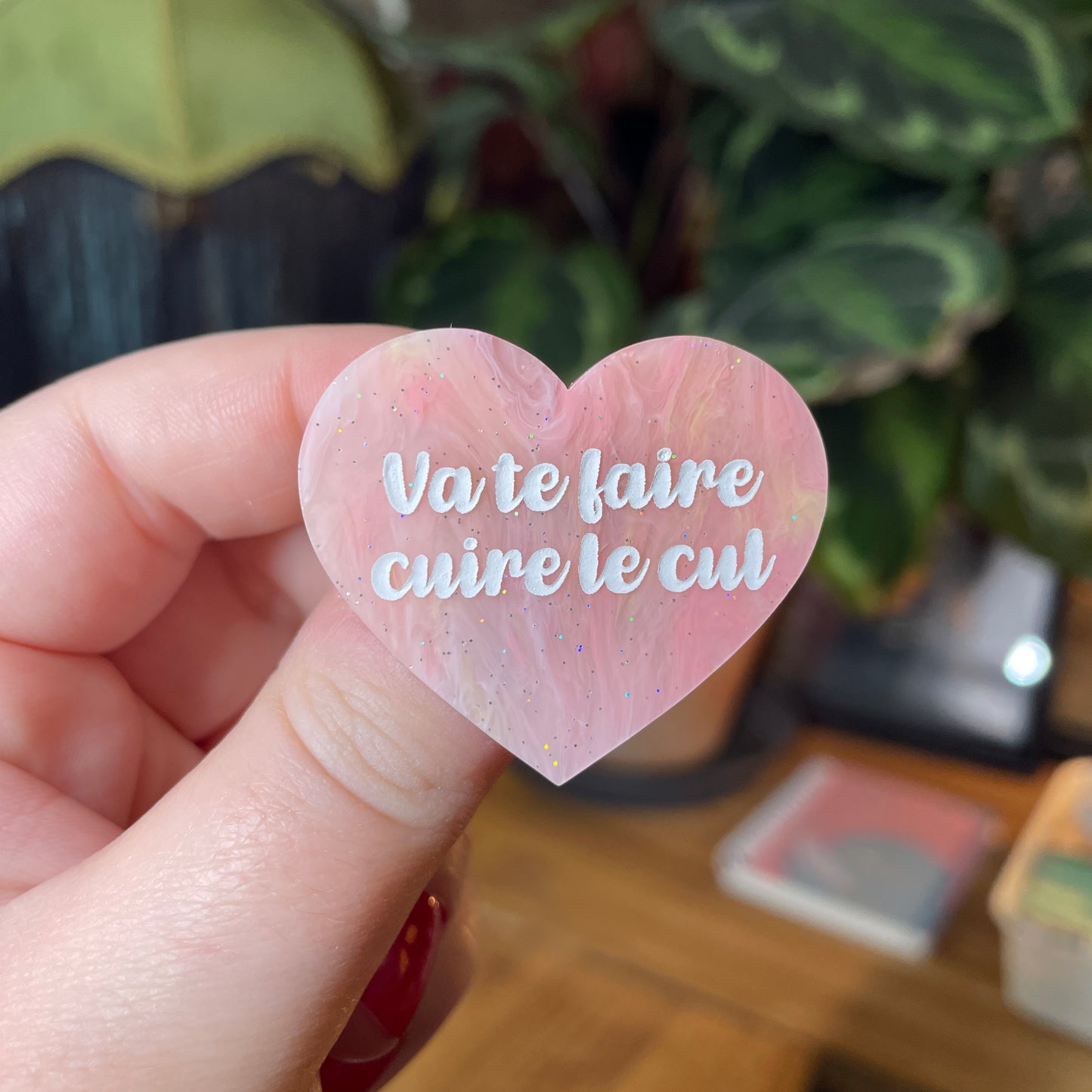 Broche "Va te faire cuire le cul" en acrylique marbrée jaune, orange et corail à paillettes