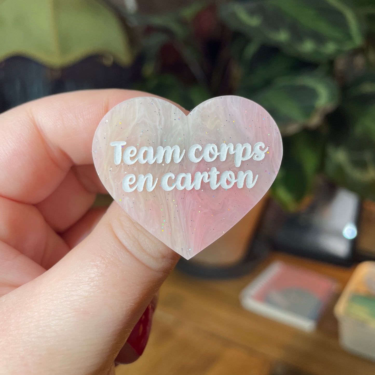 Broche "Team corps en carton" en acrylique marbrée jaune, orange et corail à paillettes