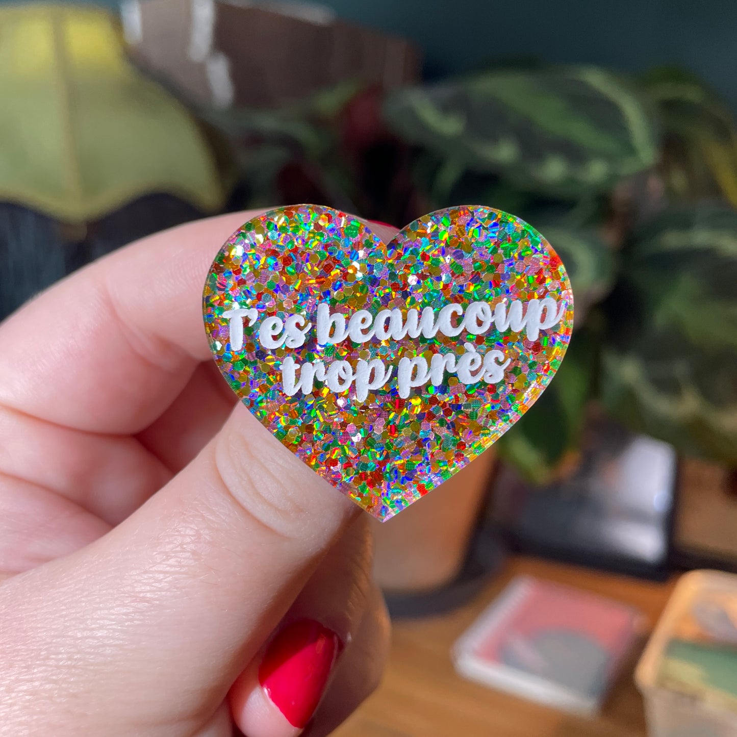 Broche "T'es beaucoup trop près" en acrylique semi transparente avec des pois multicolores