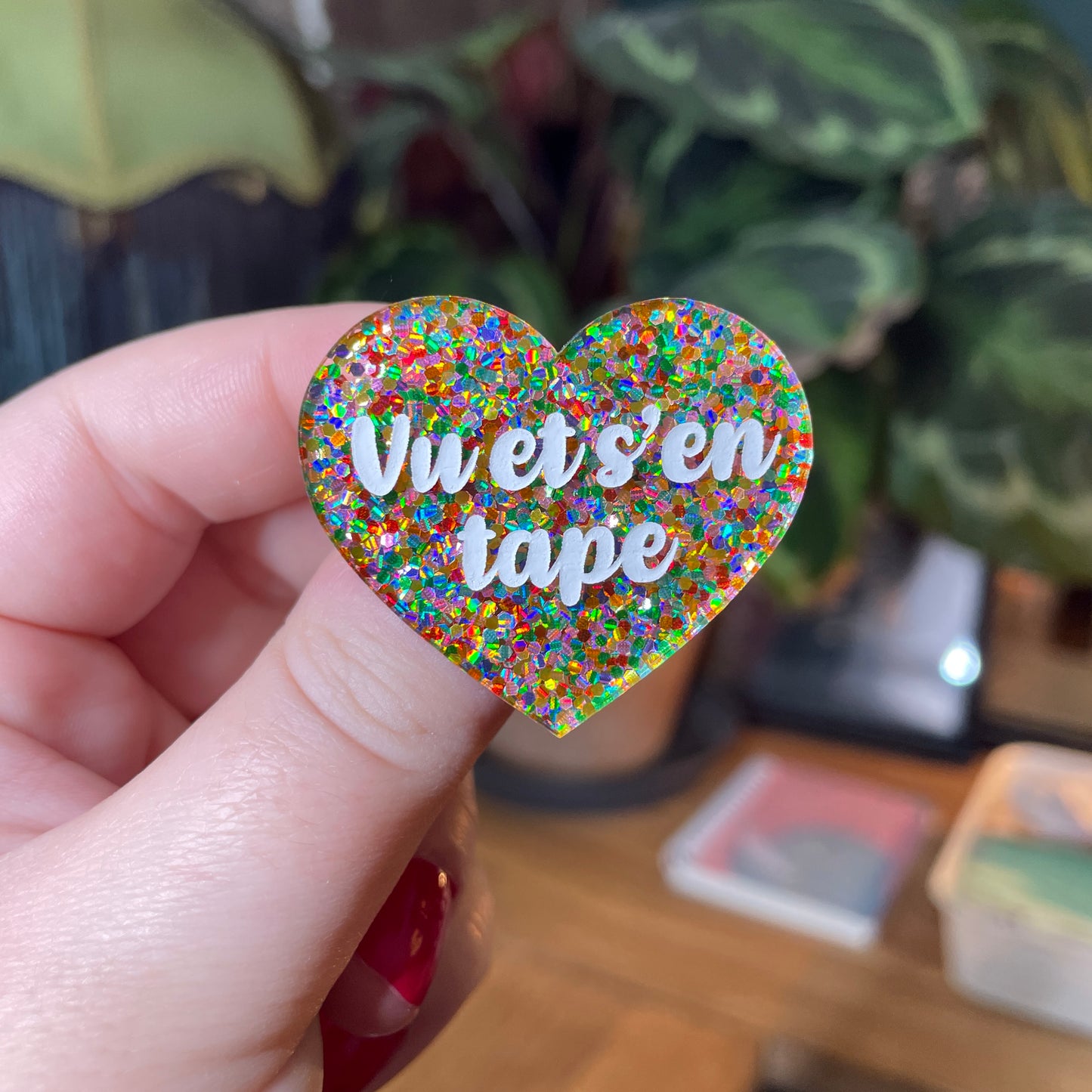 Broche "Vu et s'en tape" en acrylique semi transparente avec des pois multicolores